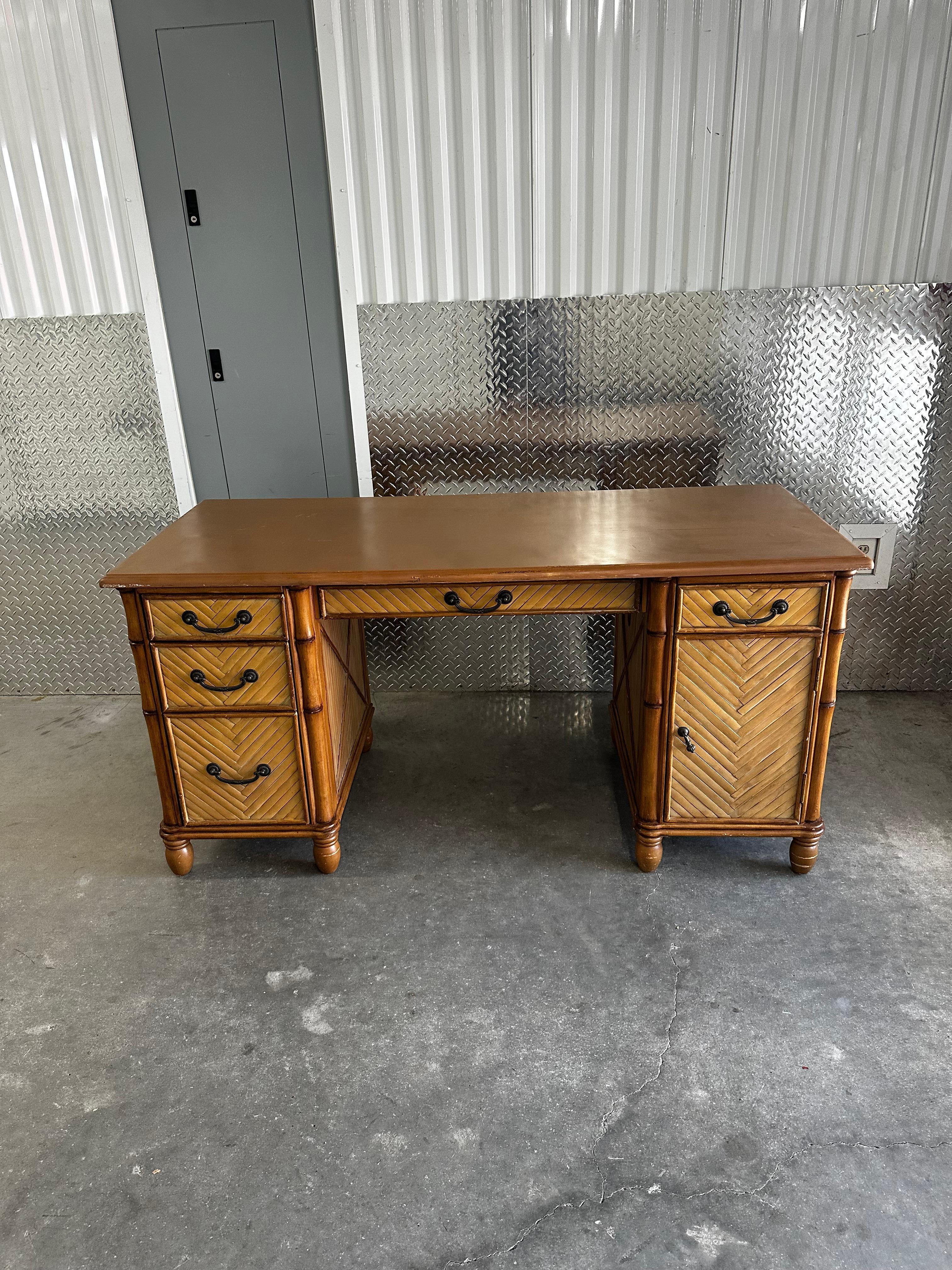 Mid-Century moderno Scrivania Chevron in bambù e rattan Wood del 1960 in vendita
