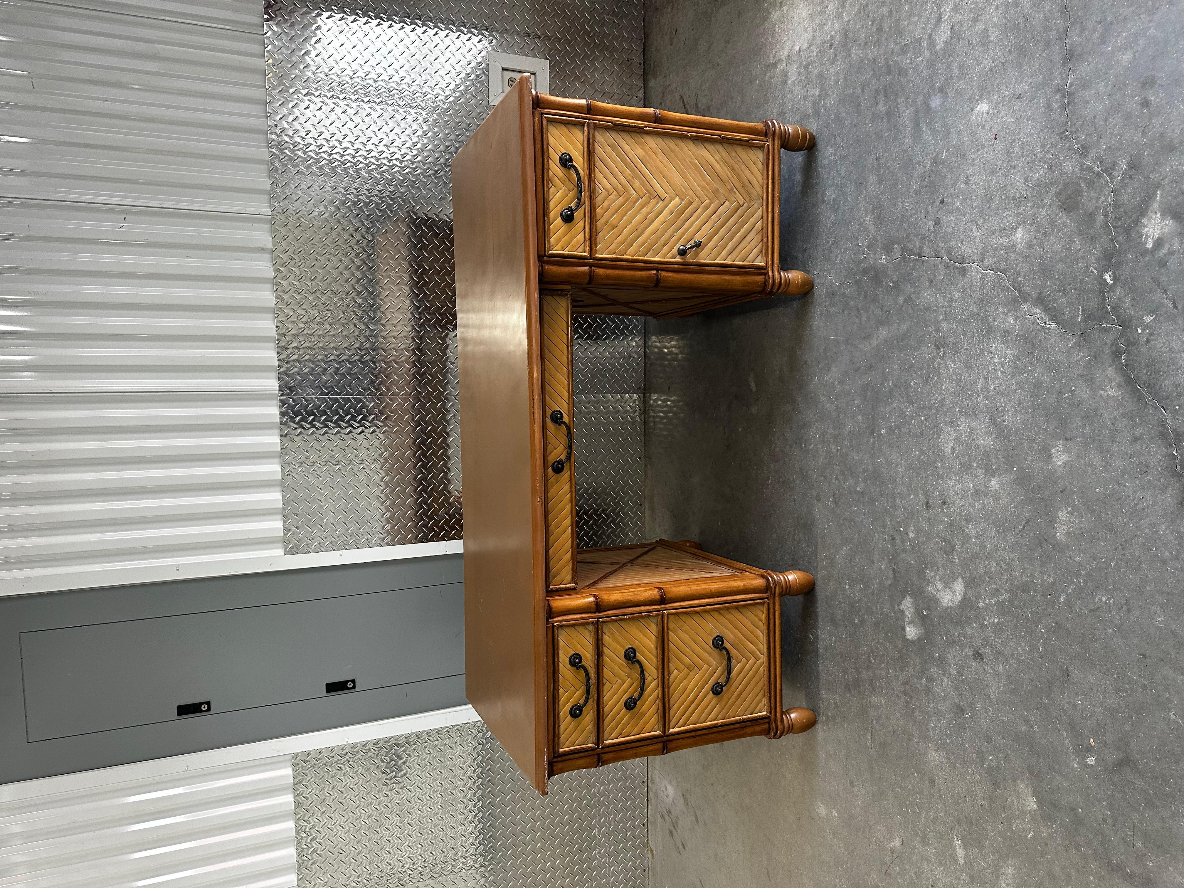 Mid-Century moderno Scrivania Chevron in bambù e rattan Wood del 1960 in vendita