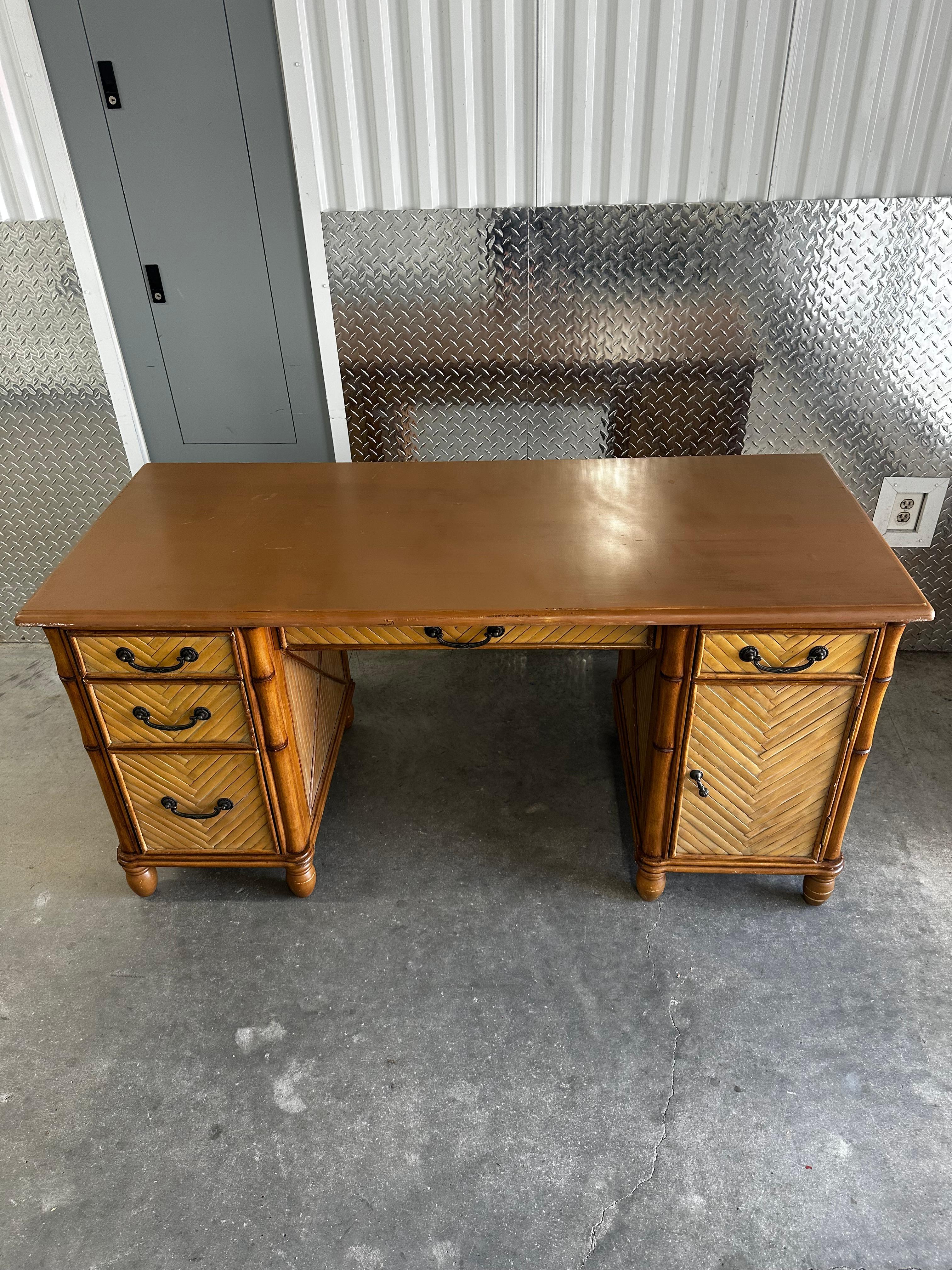 Filippino Scrivania Chevron in bambù e rattan Wood del 1960 in vendita