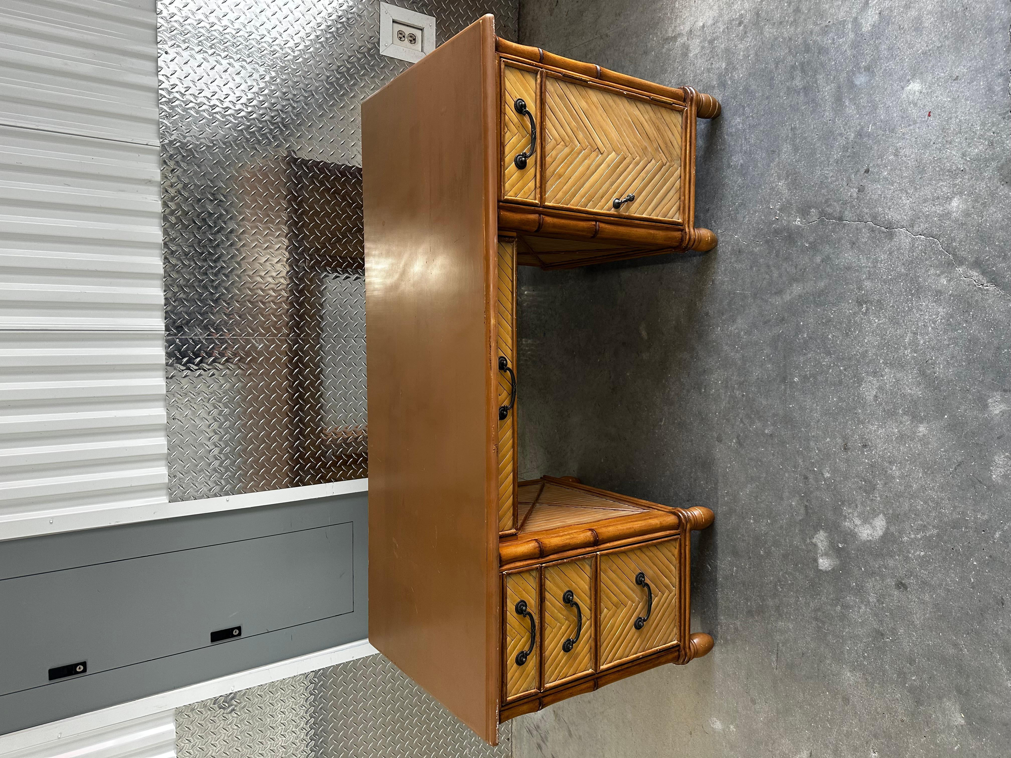 Filippino Scrivania Chevron in bambù e rattan Wood del 1960 in vendita
