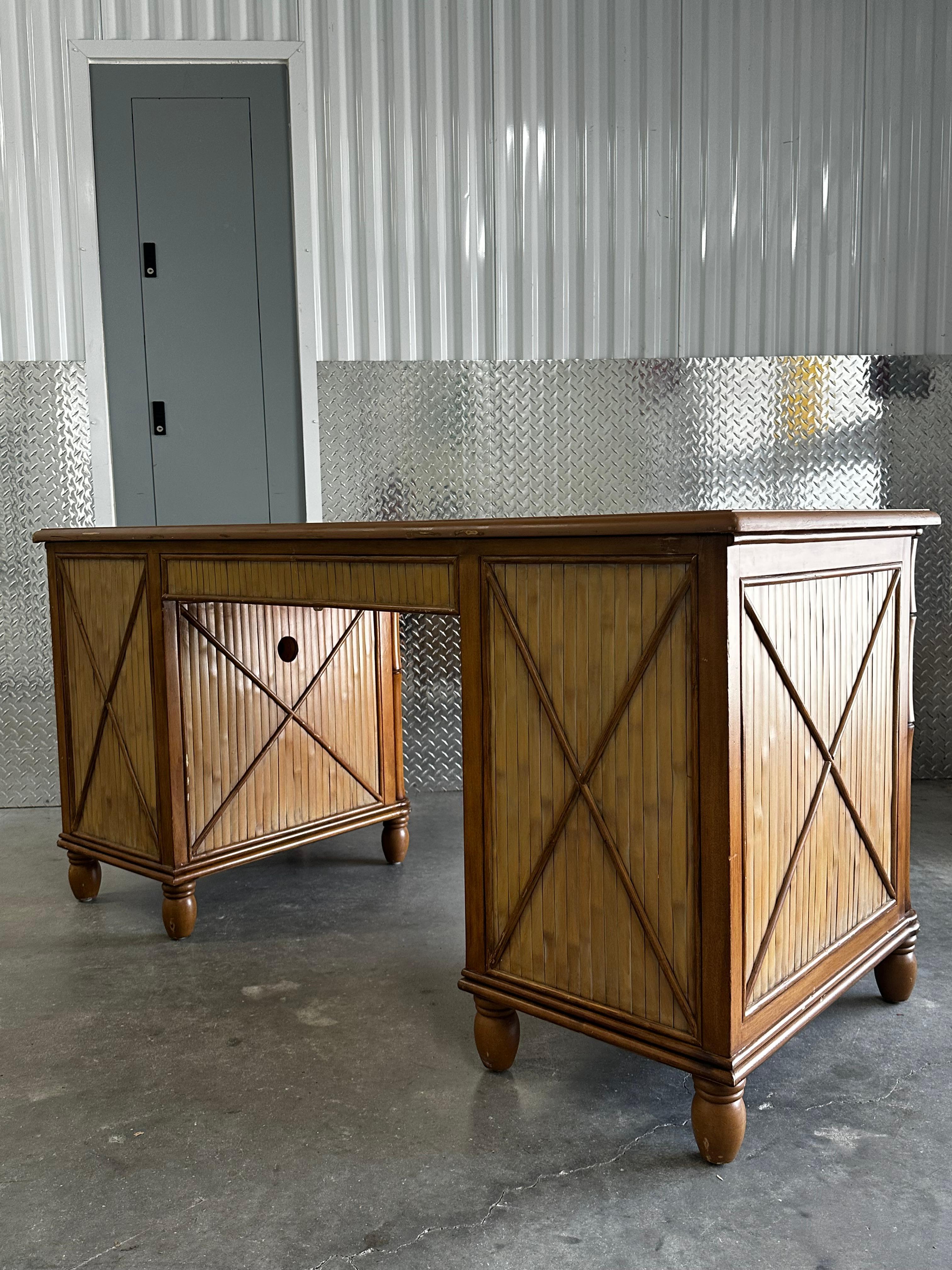 Metà XX secolo Scrivania Chevron in bambù e rattan Wood del 1960 in vendita