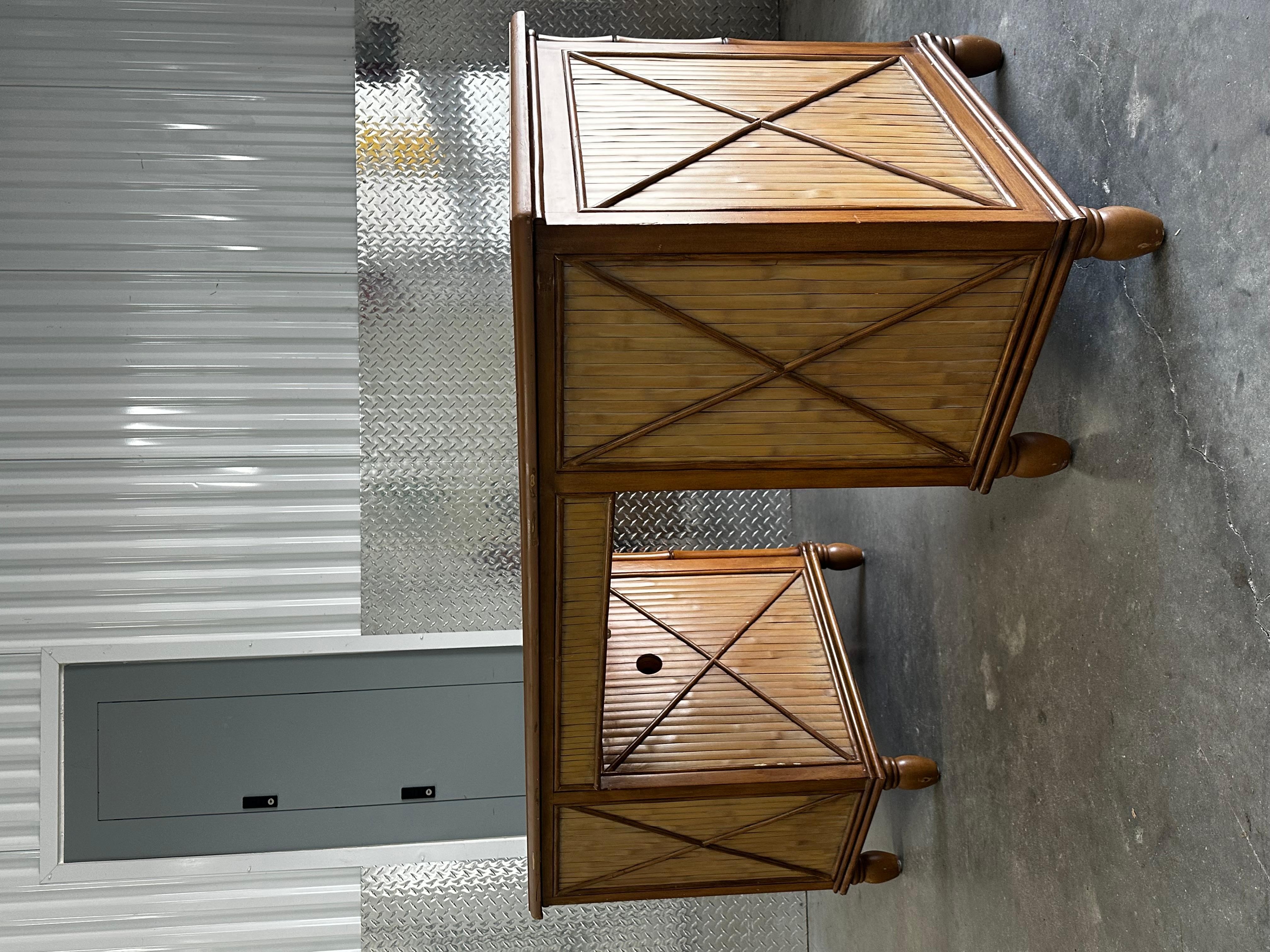 Metà XX secolo Scrivania Chevron in bambù e rattan Wood del 1960 in vendita