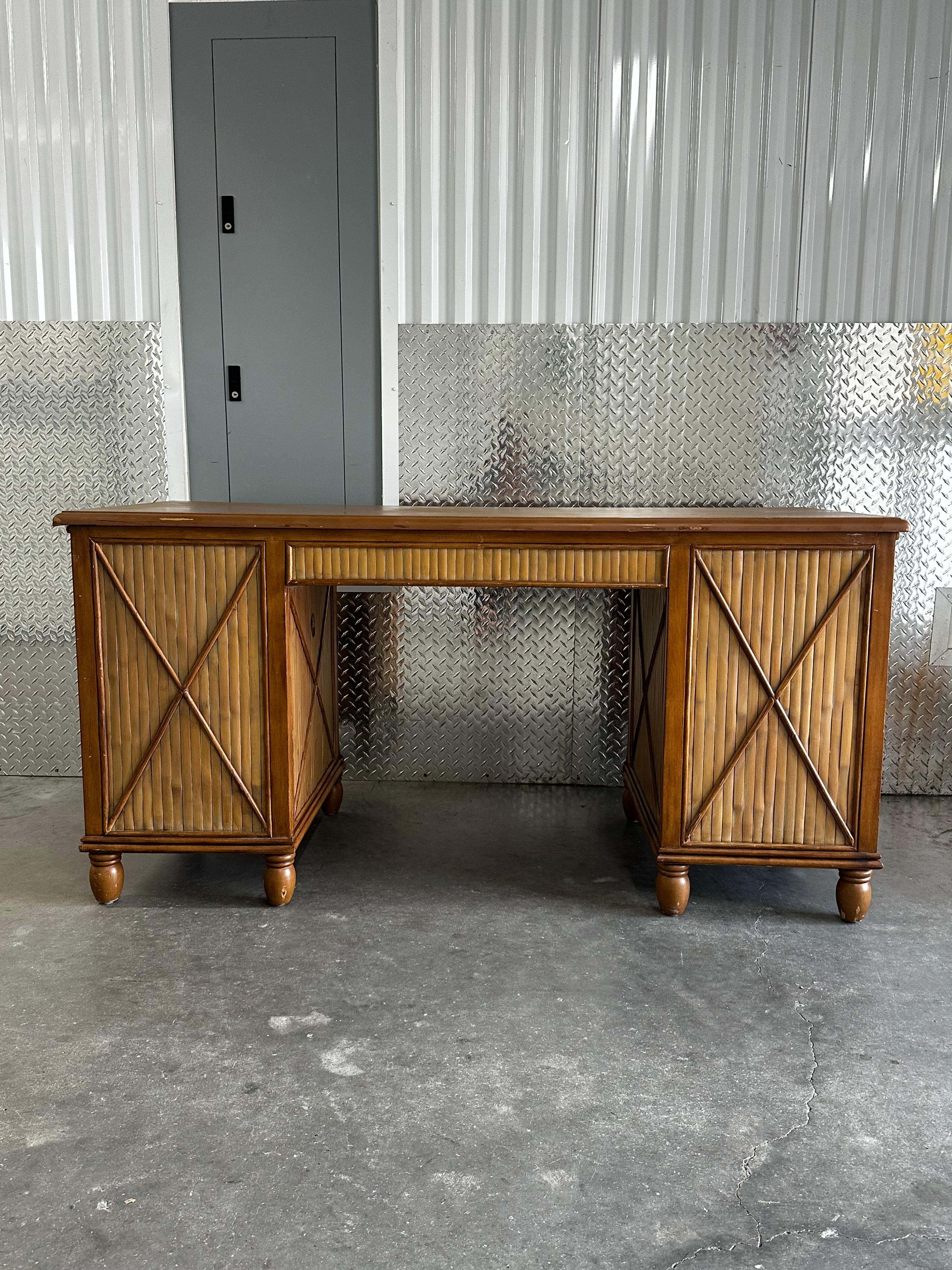 Bambù Scrivania Chevron in bambù e rattan Wood del 1960 in vendita
