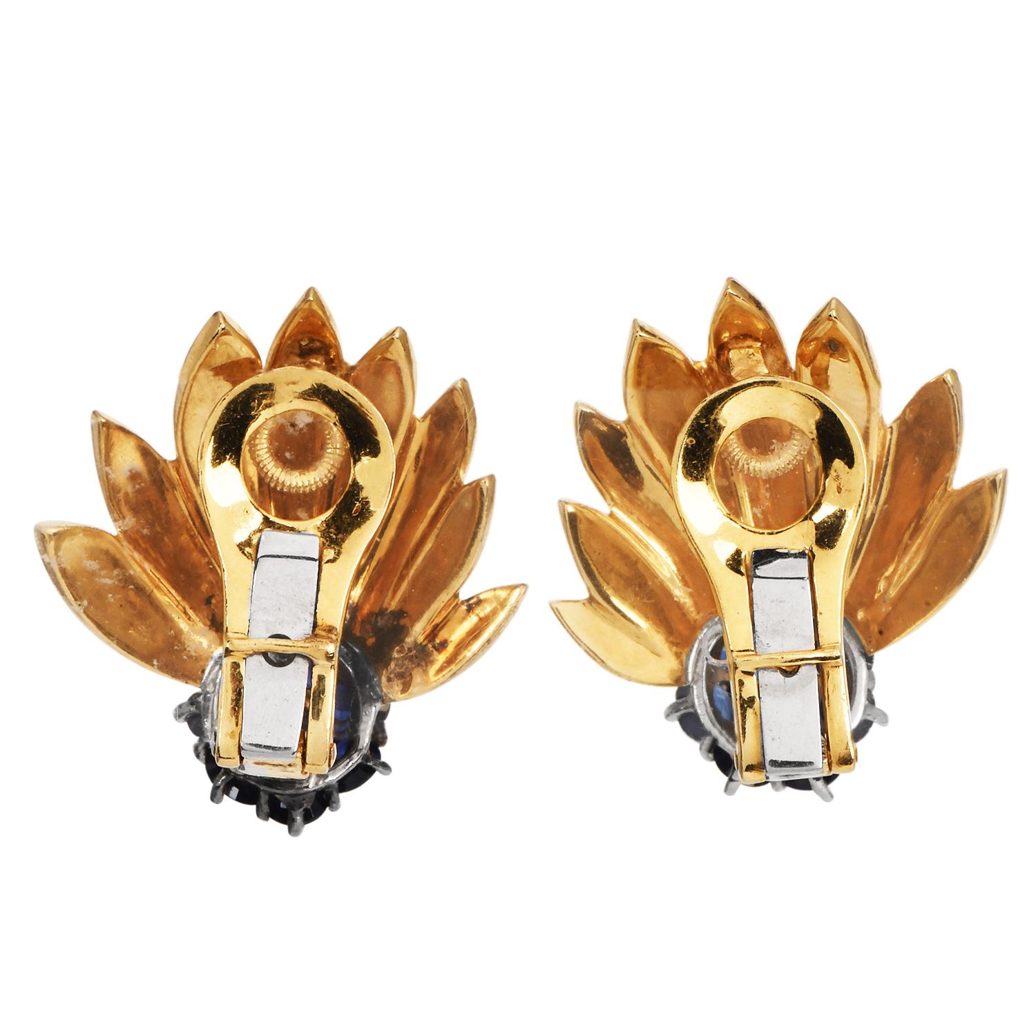 1960s chic sapphire 18k Yellow Gold Floral Leaf Clip  Earrings In Excellent Condition For Sale In Miami, FL