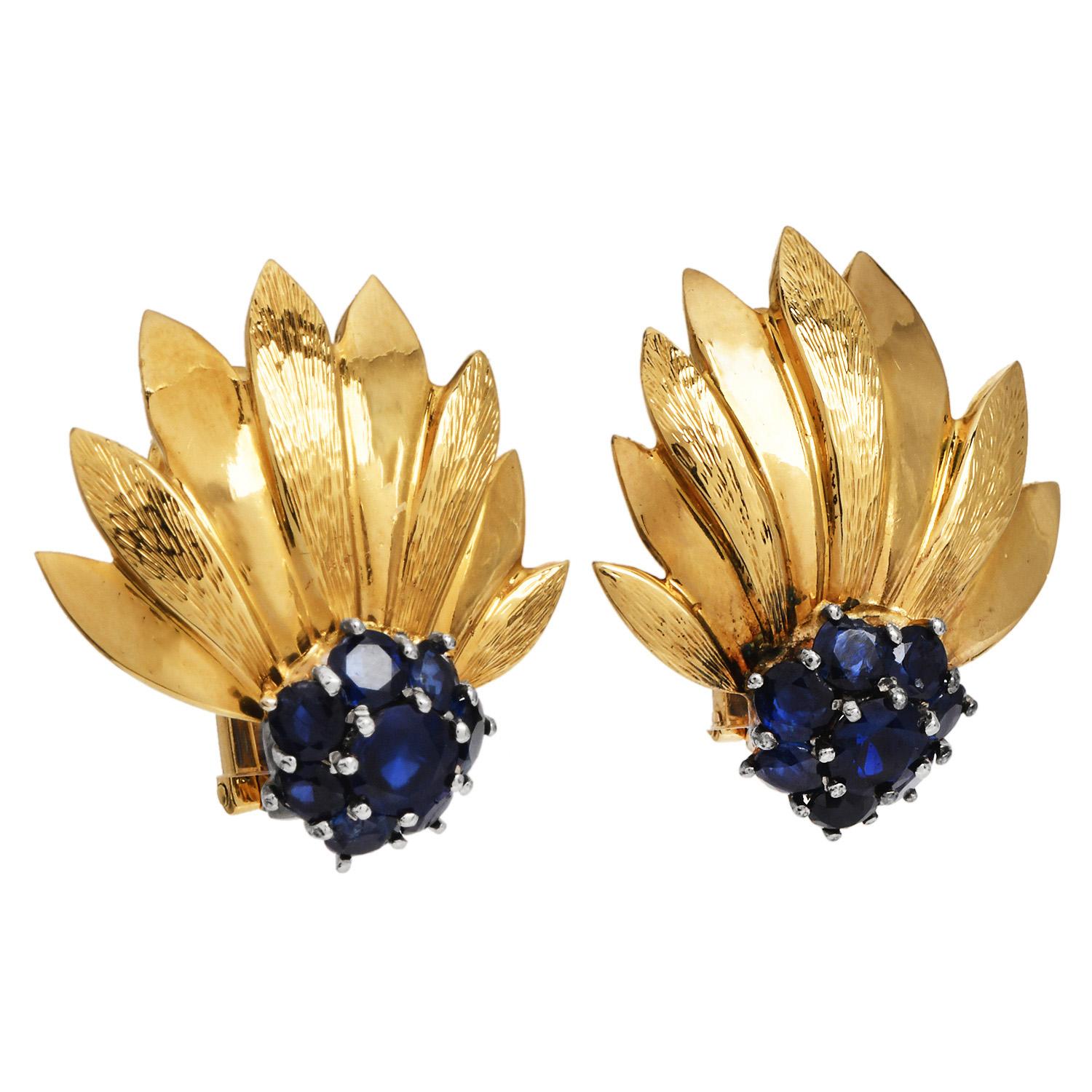 Women's 1960s chic sapphire 18k Yellow Gold Floral Leaf Clip  Earrings For Sale