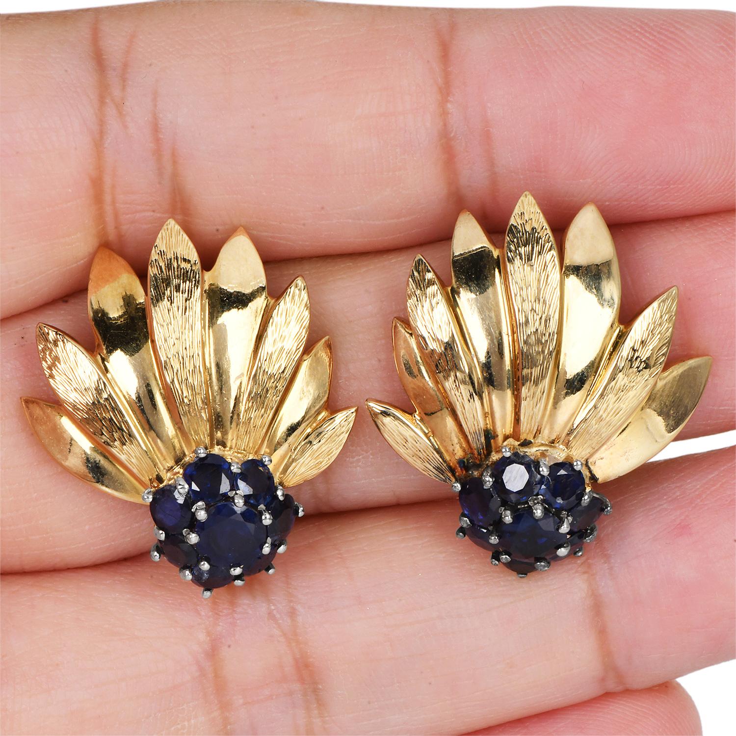 1960s chic sapphire 18k Yellow Gold Floral Leaf Clip  Earrings For Sale 1