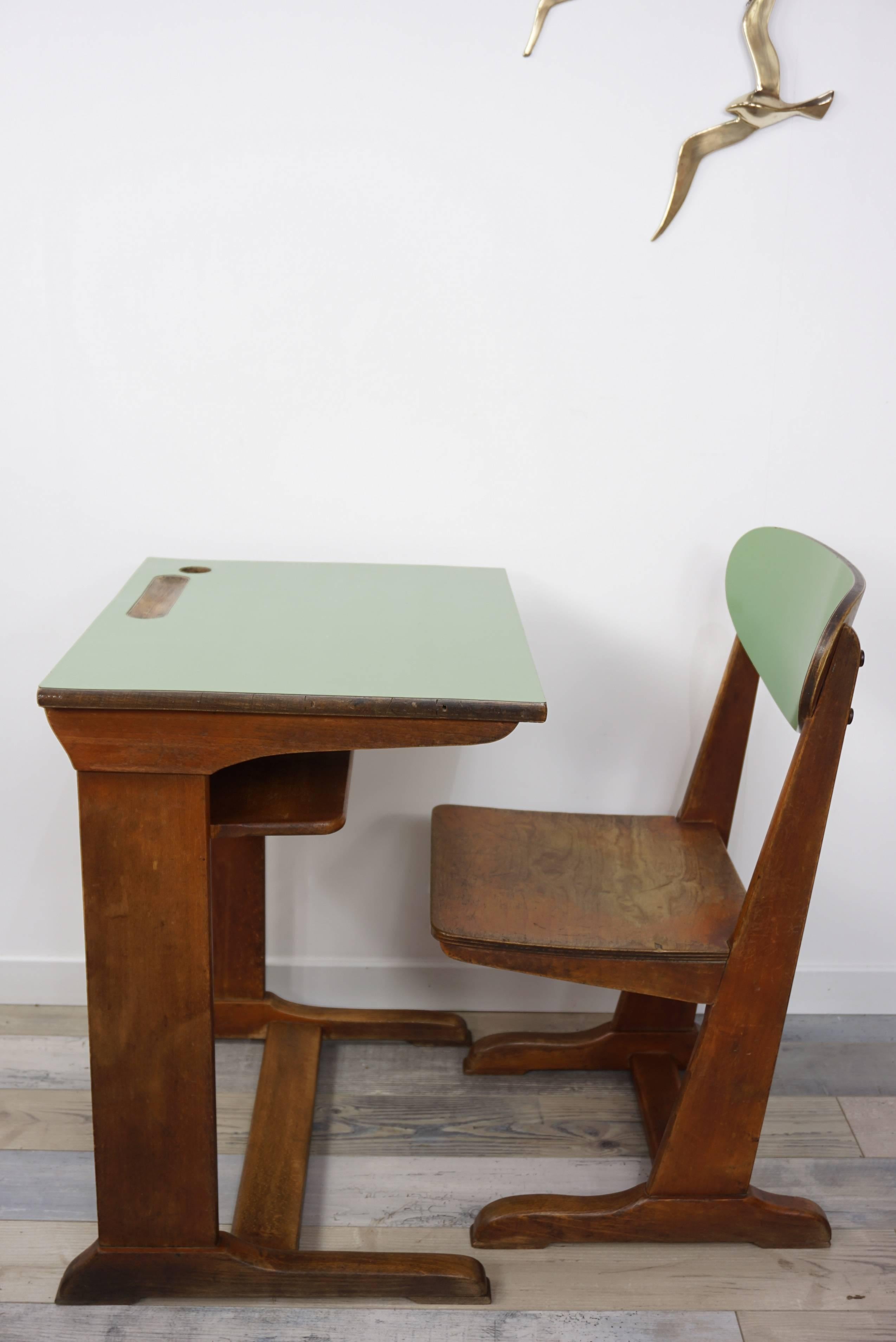 Set of schoolboy from the 1960s design by Casala composed of an adorable desk with wooden structure and tray in Formica green anise and its matching chair (H69cm/H seat 35.5cm/W36/D33 ) wooden structure and backrest dressed in green anise Formica.
