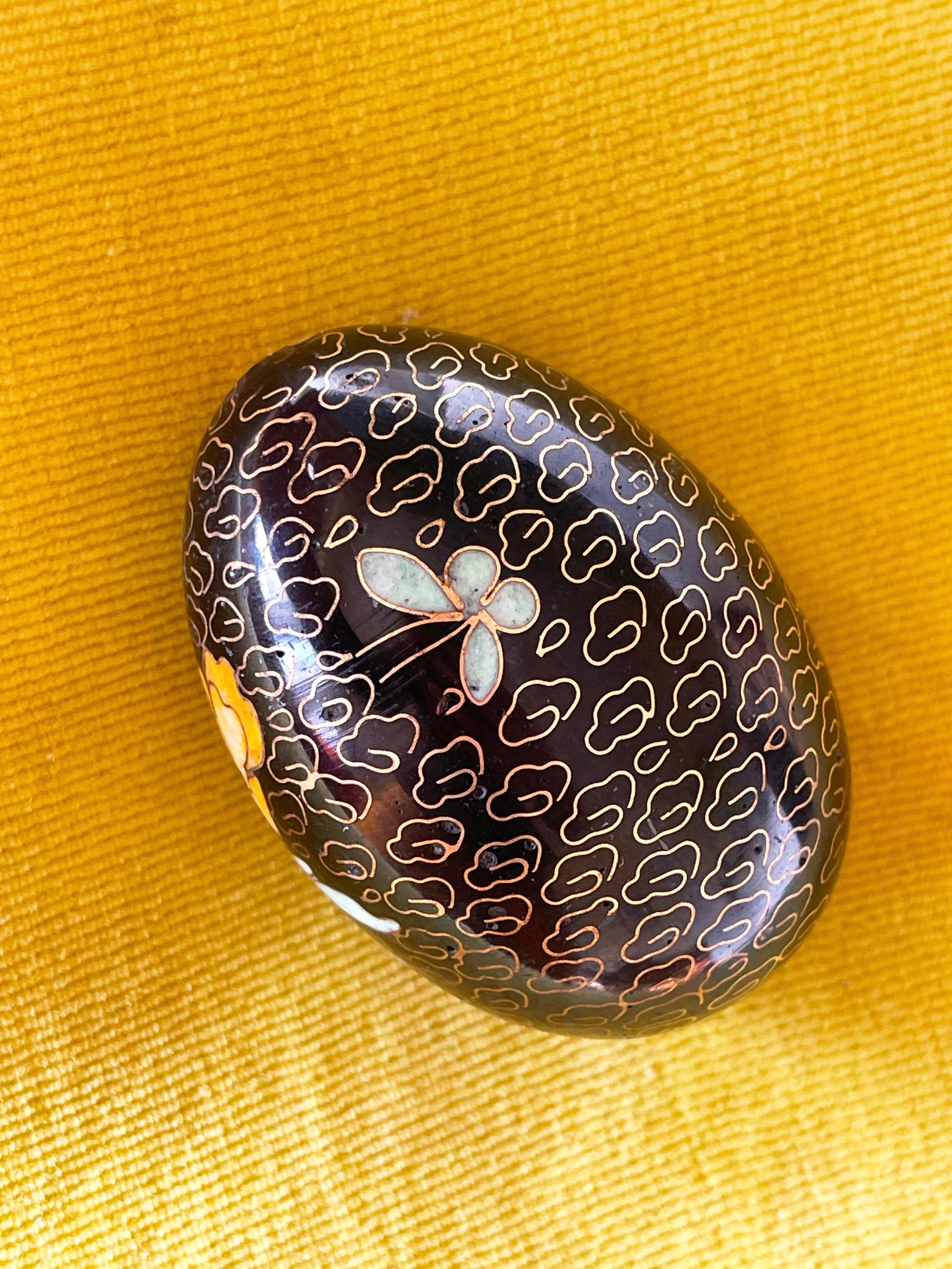 1960s Chinese Cloisonné Egg Black Enamel Inlay Chrysanthemum & Butterflies For Sale 3
