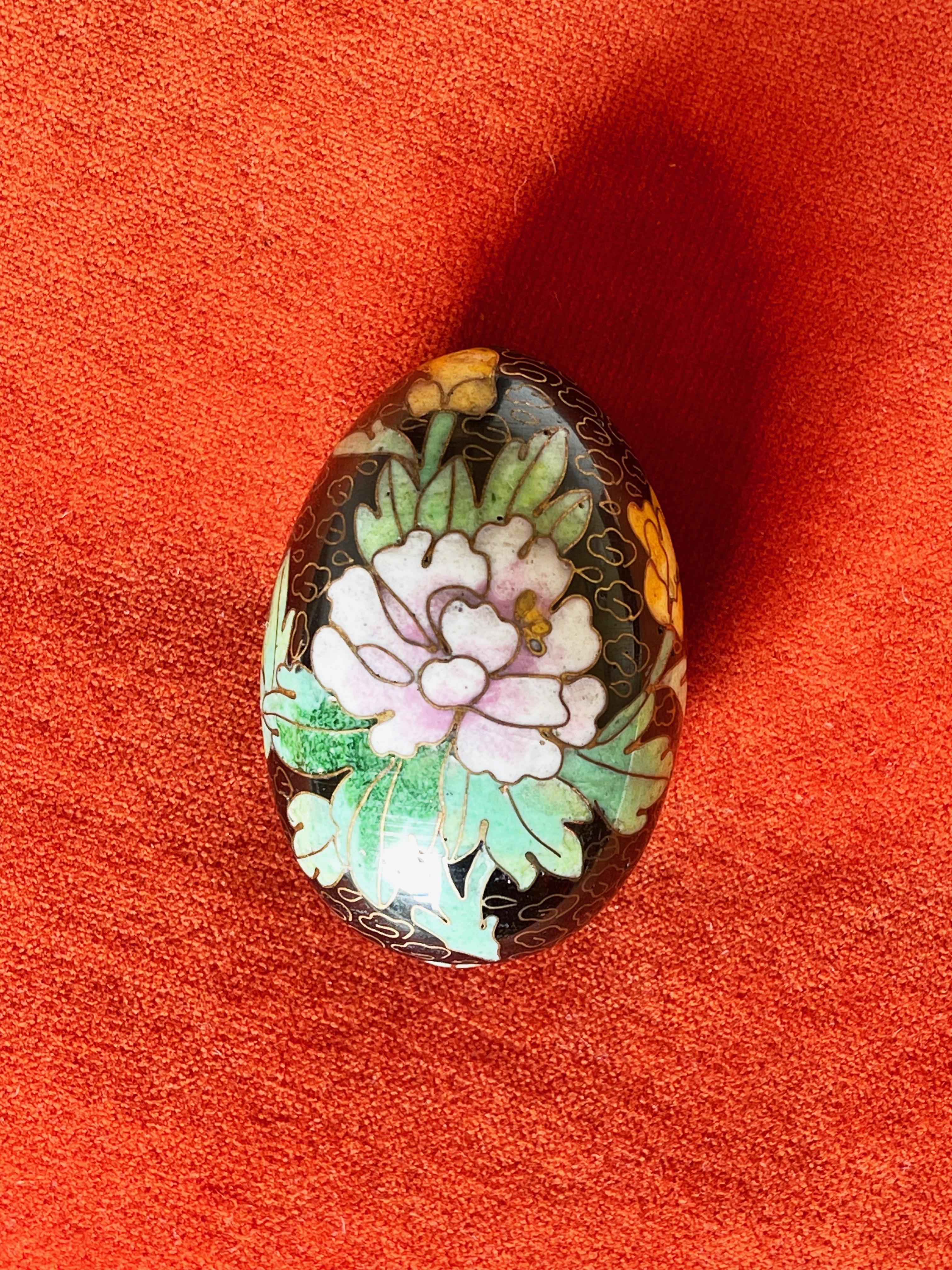 1960s Chinese Cloisonné Egg Black Enamel Inlay Chrysanthemum & Butterflies For Sale 4