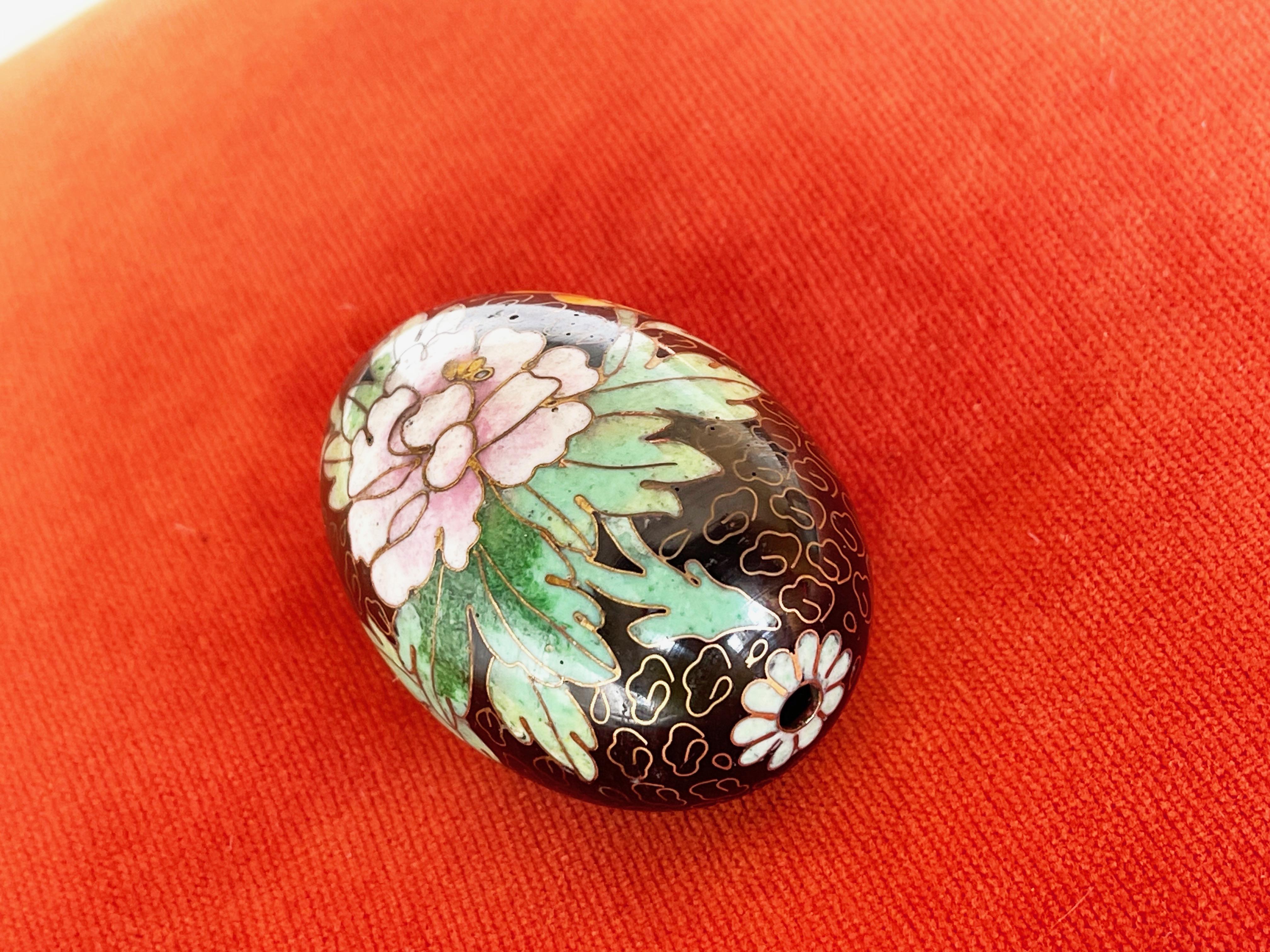 1960s Chinese Cloisonné Egg Black Enamel Inlay Chrysanthemum & Butterflies In Good Condition For Sale In Andernach, DE