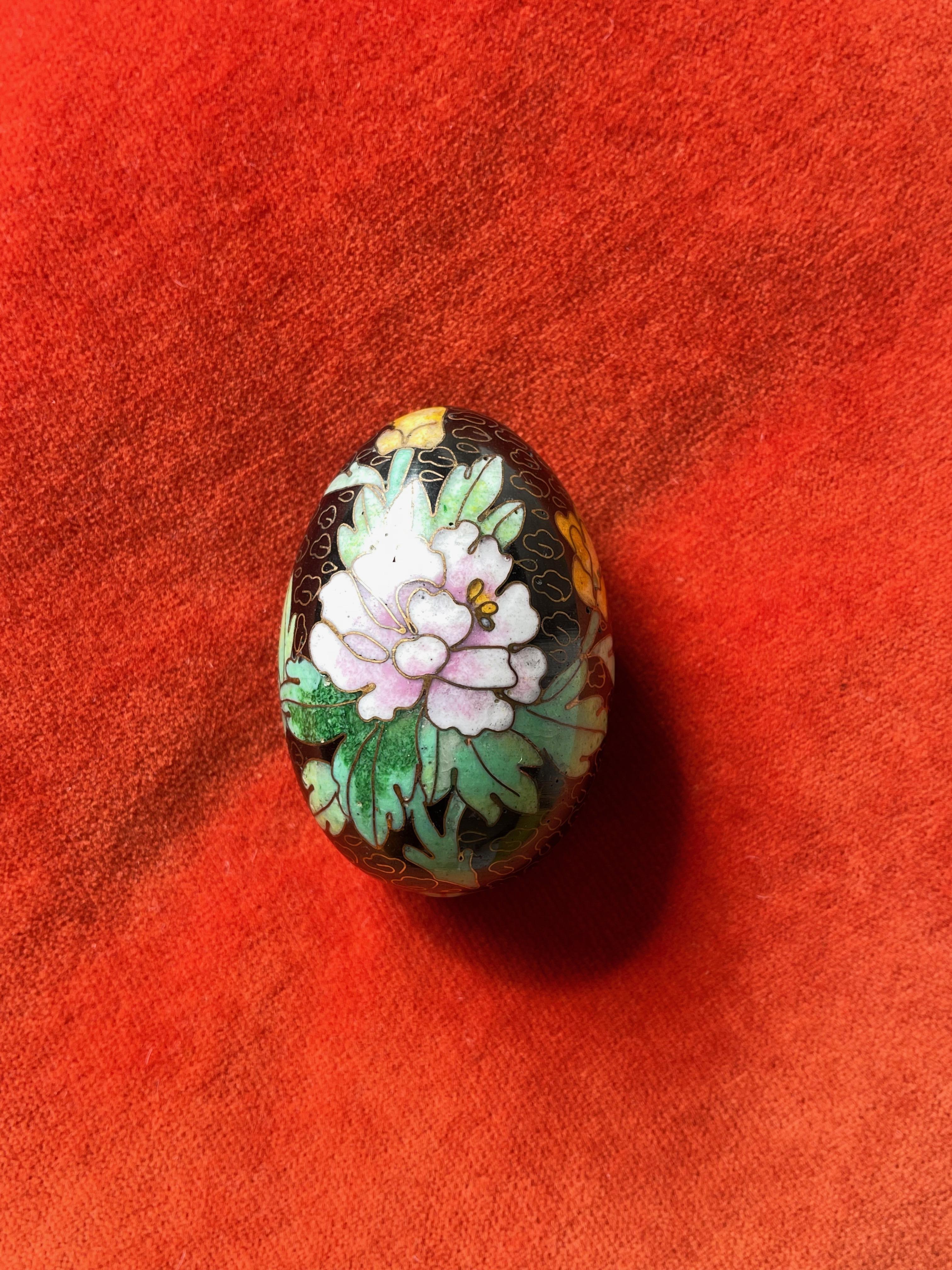 1960s Chinese Cloisonné Egg Black Enamel Inlay Chrysanthemum & Butterflies For Sale 1