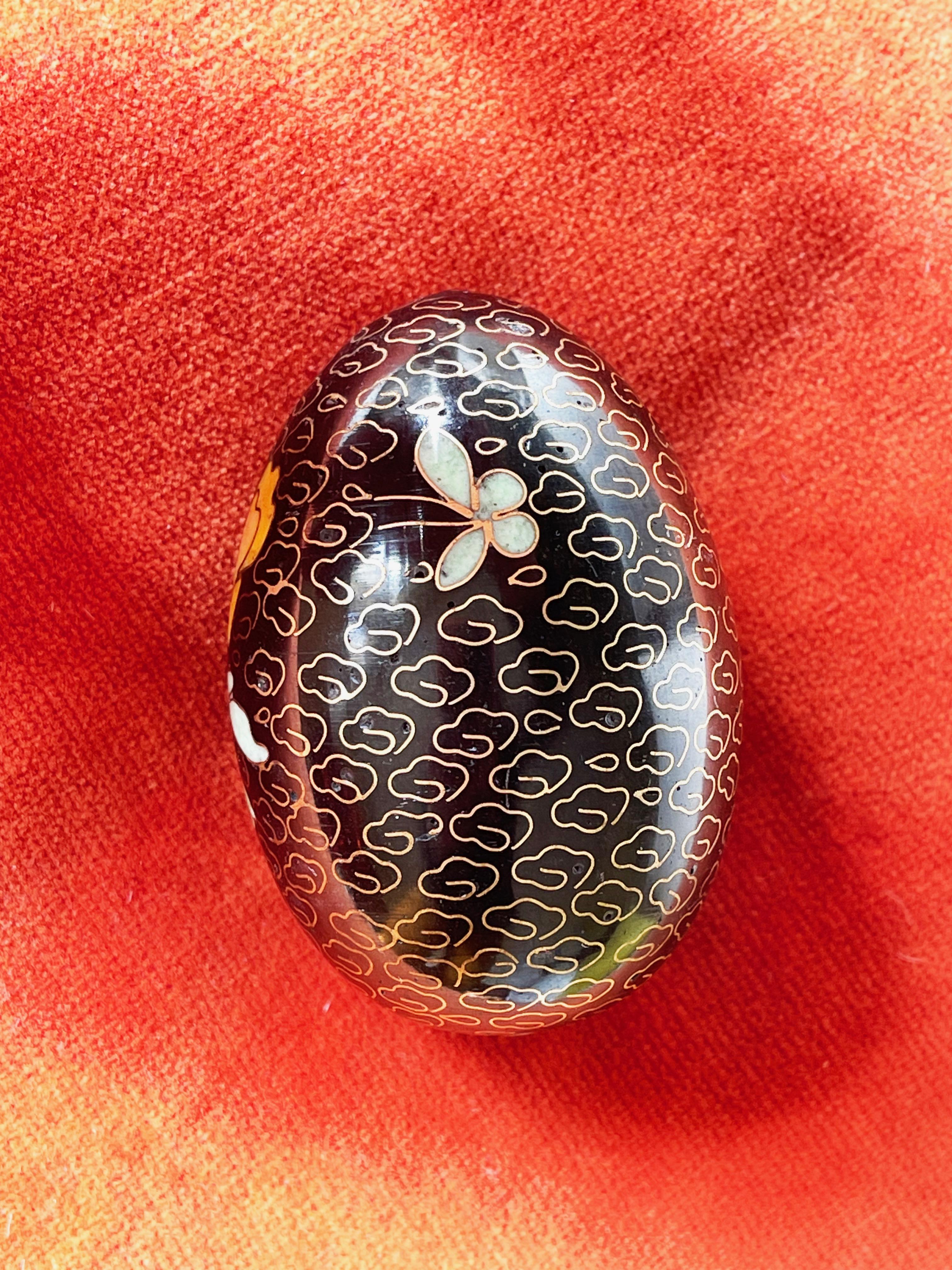 1960s Chinese Cloisonné Egg Black Enamel Inlay Chrysanthemum & Butterflies For Sale 2
