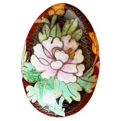 Uovo cinese Cloisonné del 1960 con intarsio di smalto nero, crisantemo e farfalle