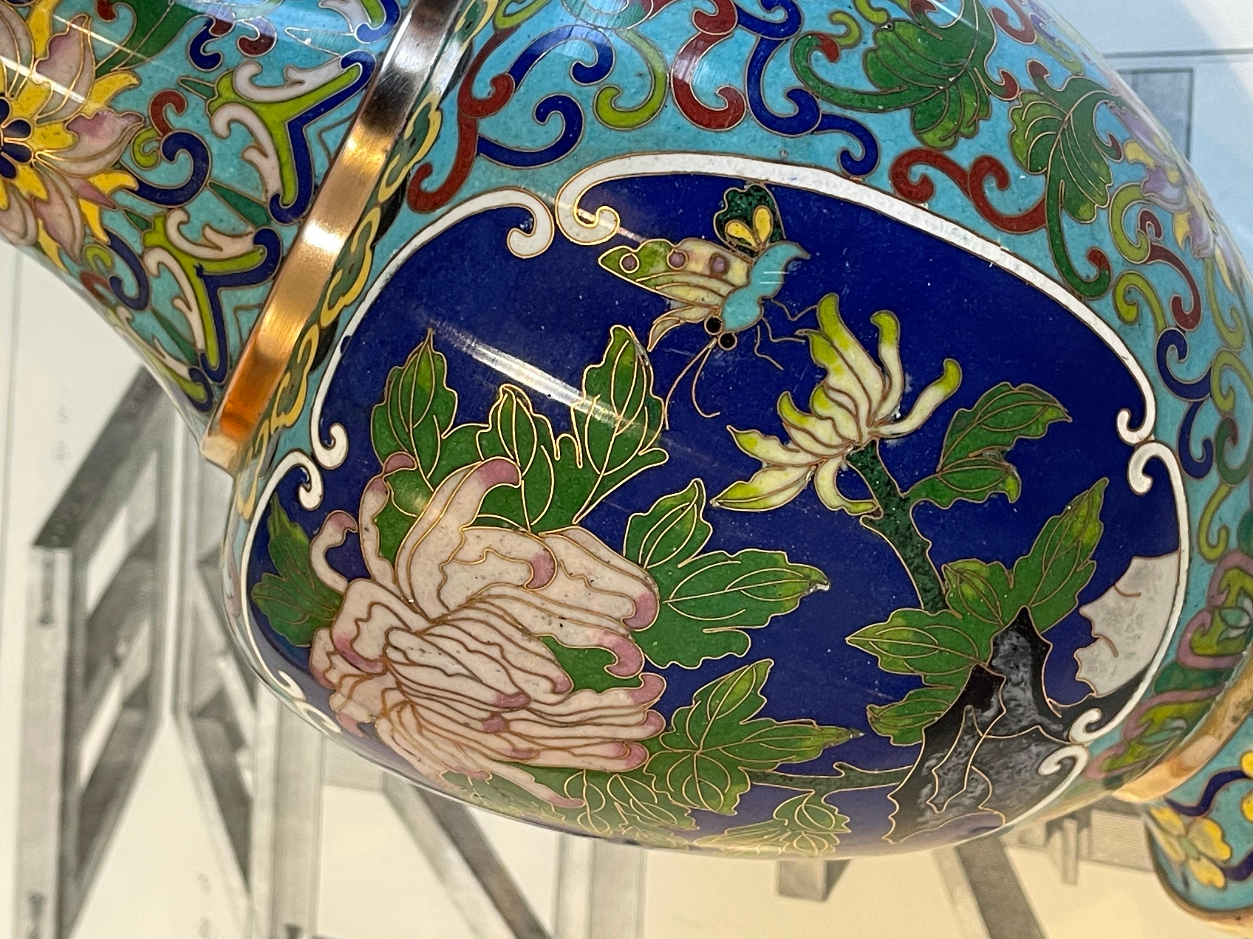 1960er Jahre Chinesisch Cloisonné Vase Türkis Emaille Inlay Chrysantheme & Schmetterlinge im Angebot 3