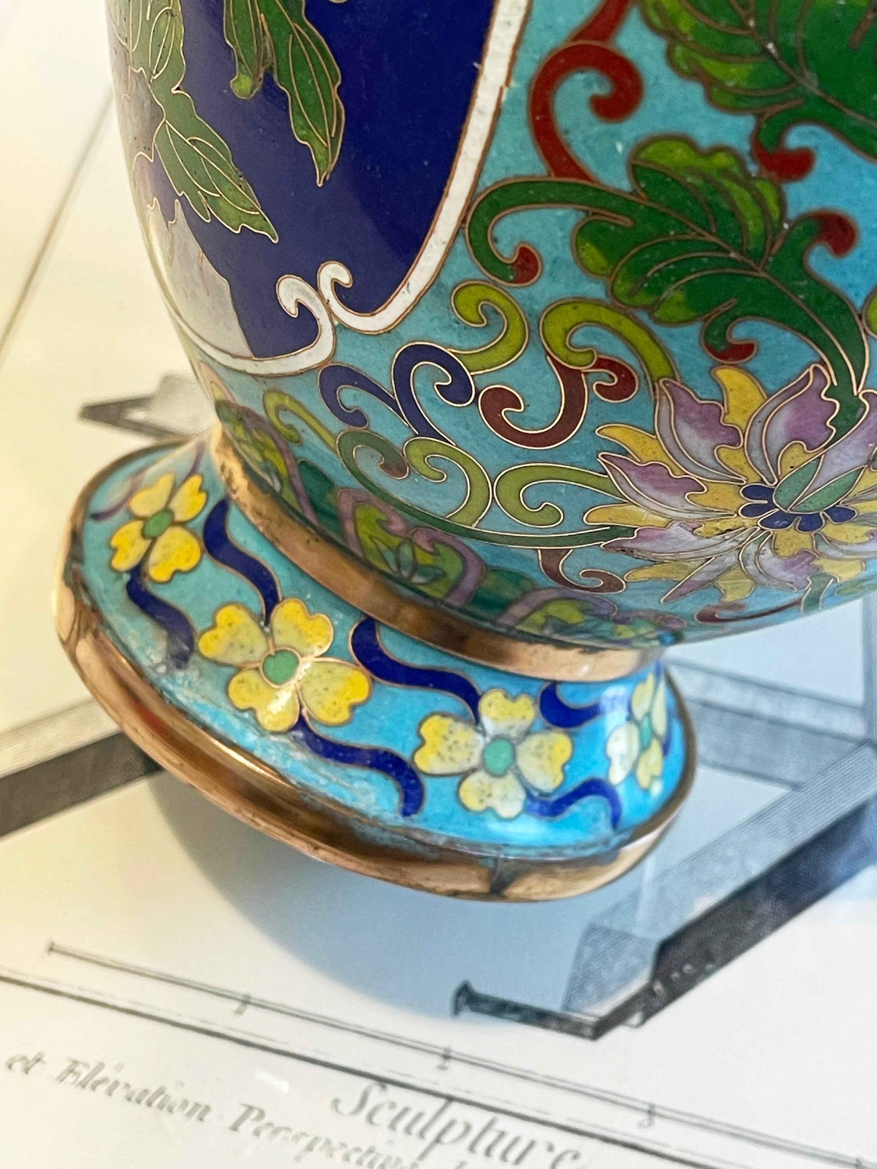1960er Jahre Chinesisch Cloisonné Vase Türkis Emaille Inlay Chrysantheme & Schmetterlinge im Angebot 1