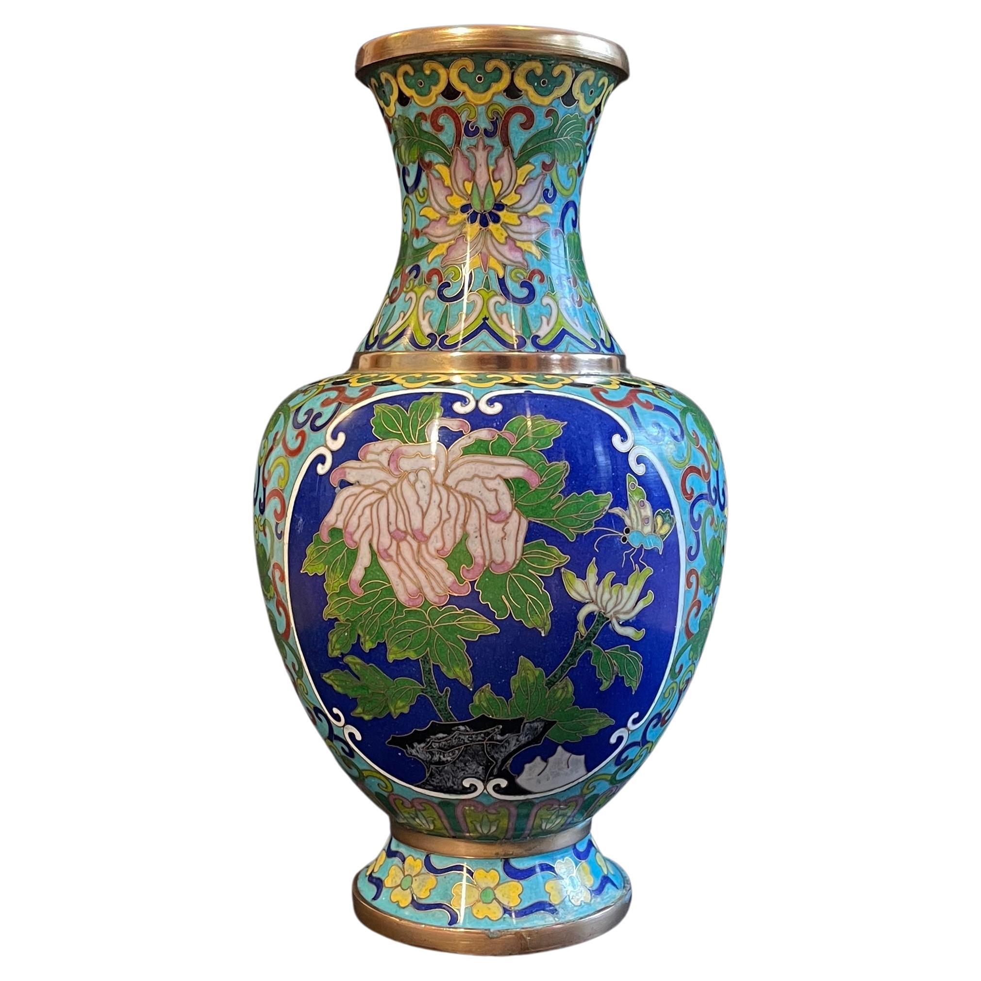 Vase cloisonné chinois des années 1960 Incrustation d'émail turquoise Chrysanthème et papillons