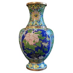 Vase cloisonné chinois des années 1960 Incrustation d'émail turquoise Chrysanthème et papillons