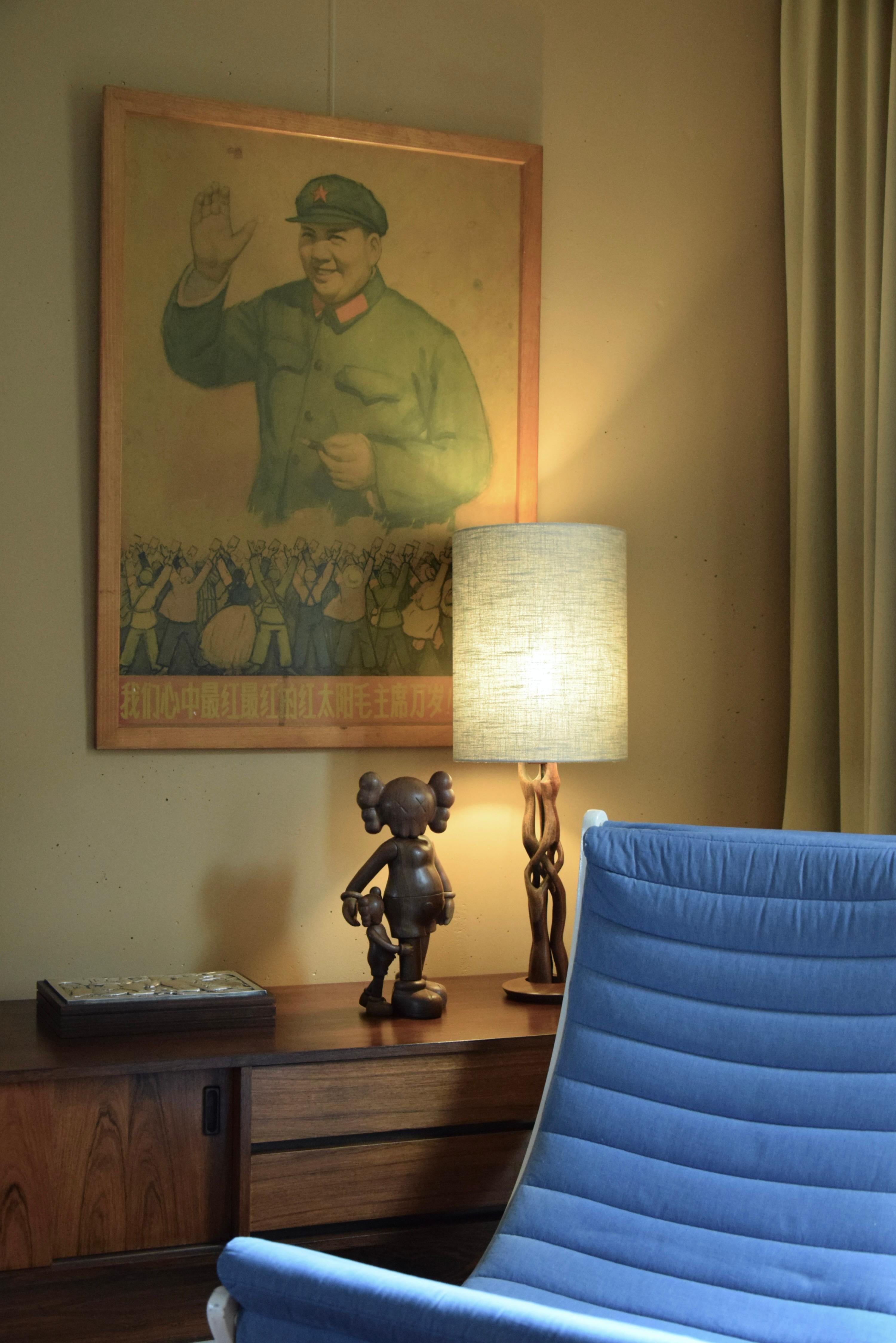 Dieses chinesische politische Plakat zeigt ein Bild des Vorsitzenden Mao Zedong mit der ikonischen grünen Militäruniform und der roten Sternmütze, die auf dem Höhepunkt von Maos Führung während der Kulturrevolution (1966-1976) häufig zu sehen war.