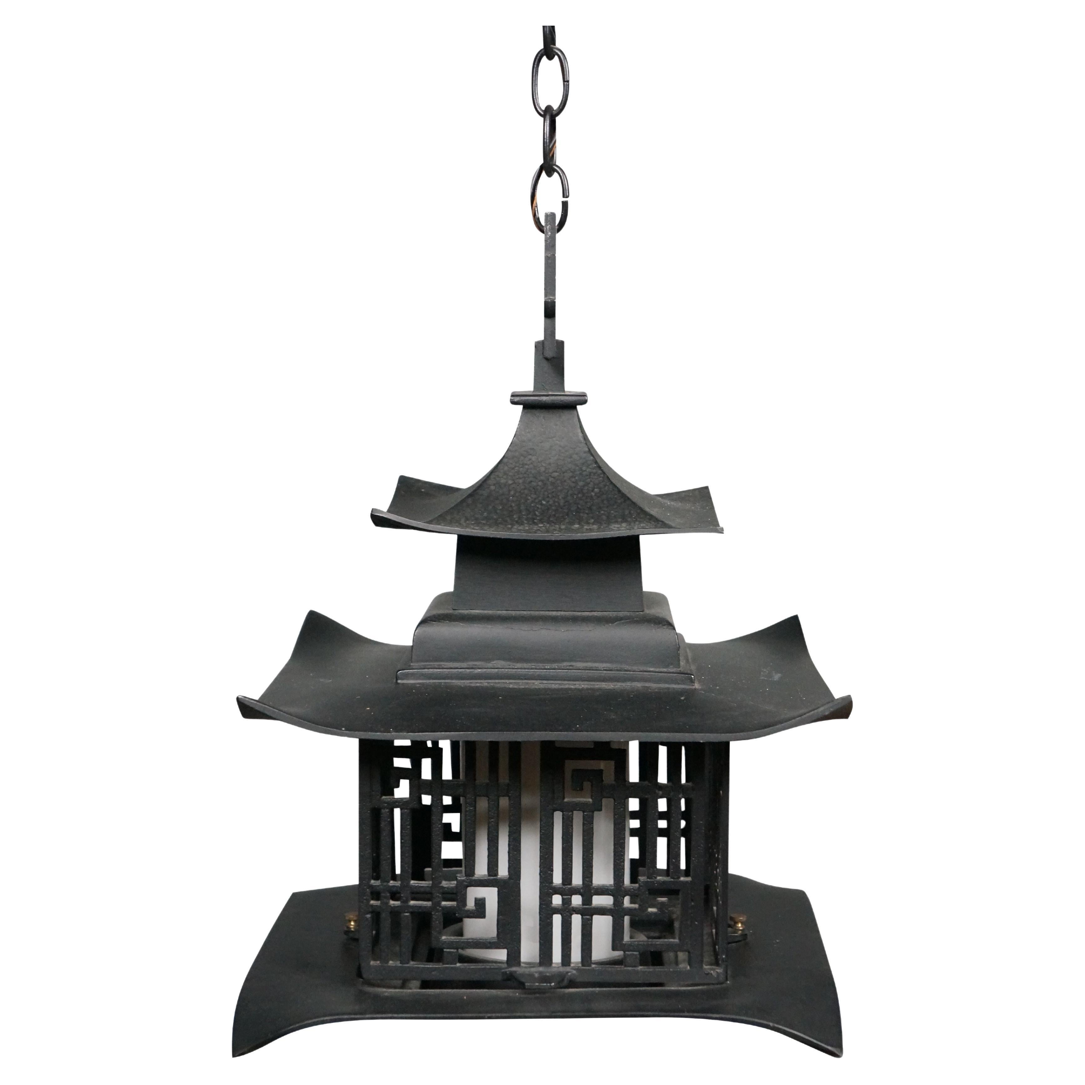 1960s Pagoda cinese appesa Lanterna a sospensione Lampadario Chinoiserie