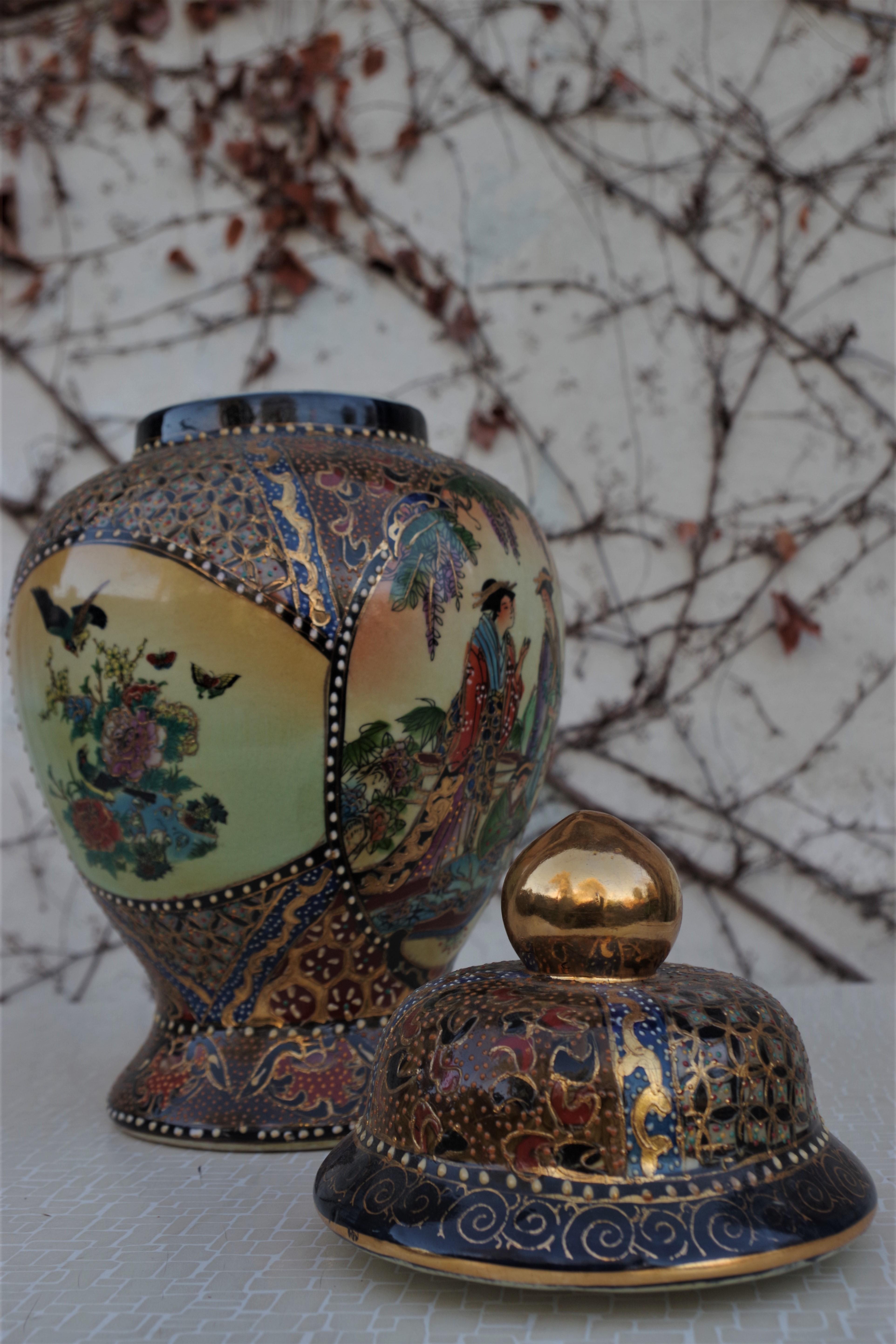 1960s Chinese Vase Hand Painted For Sale 5
