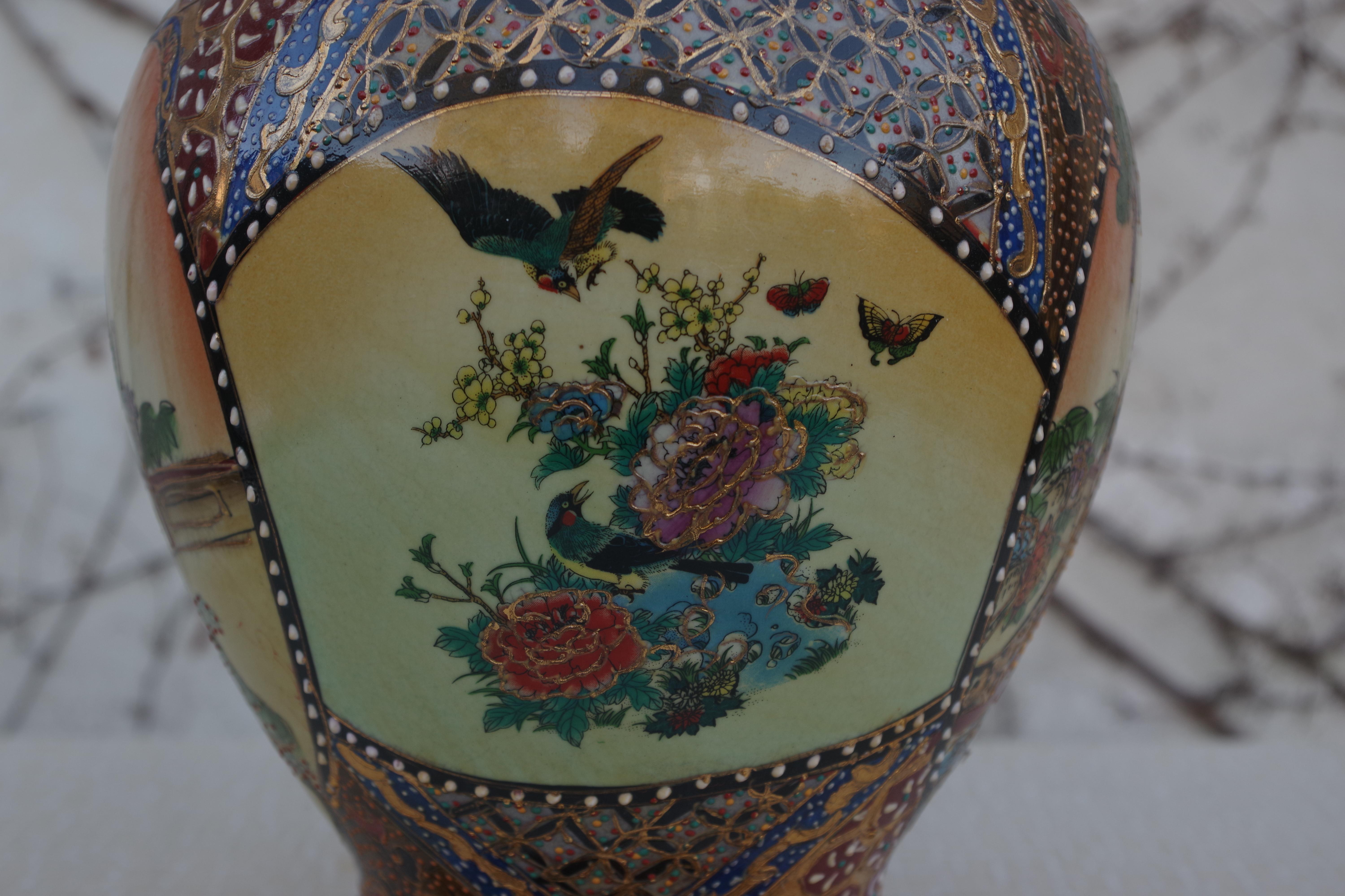 1960s Chinese Vase Hand Painted In Good Condition For Sale In Manzano, Friuli Venezia Giulia
