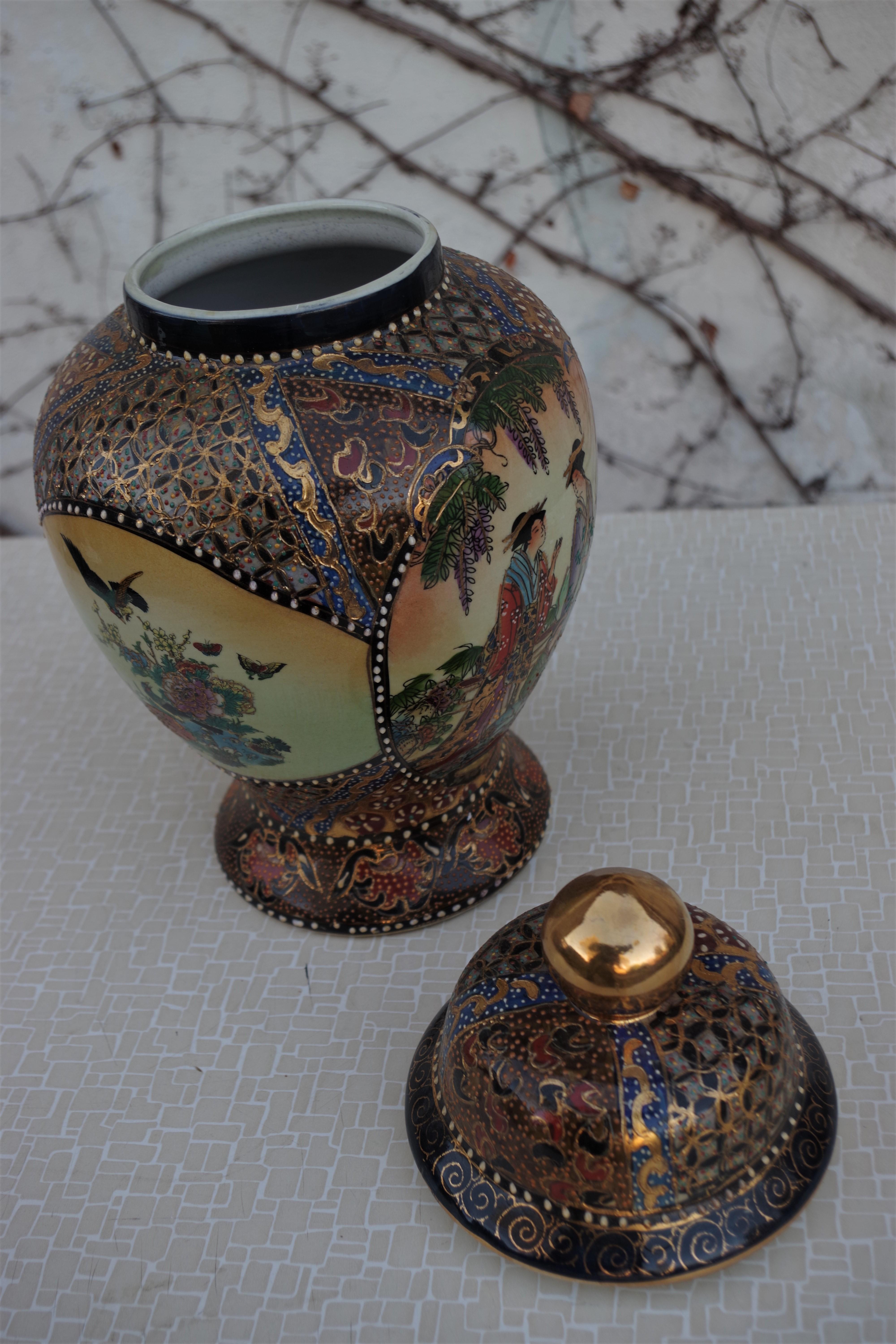1960s Chinese Vase Hand Painted For Sale 4