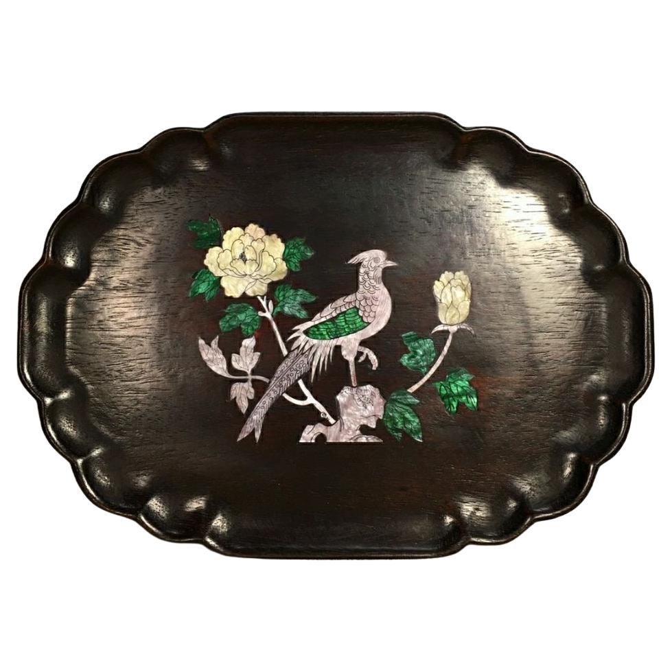 Piatto cinese in legno di 34 cm del 1960 con uccelli e fiori di conchiglia