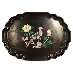 Piatto cinese in legno di 34 cm del 1960 con uccelli e fiori di conchiglia
