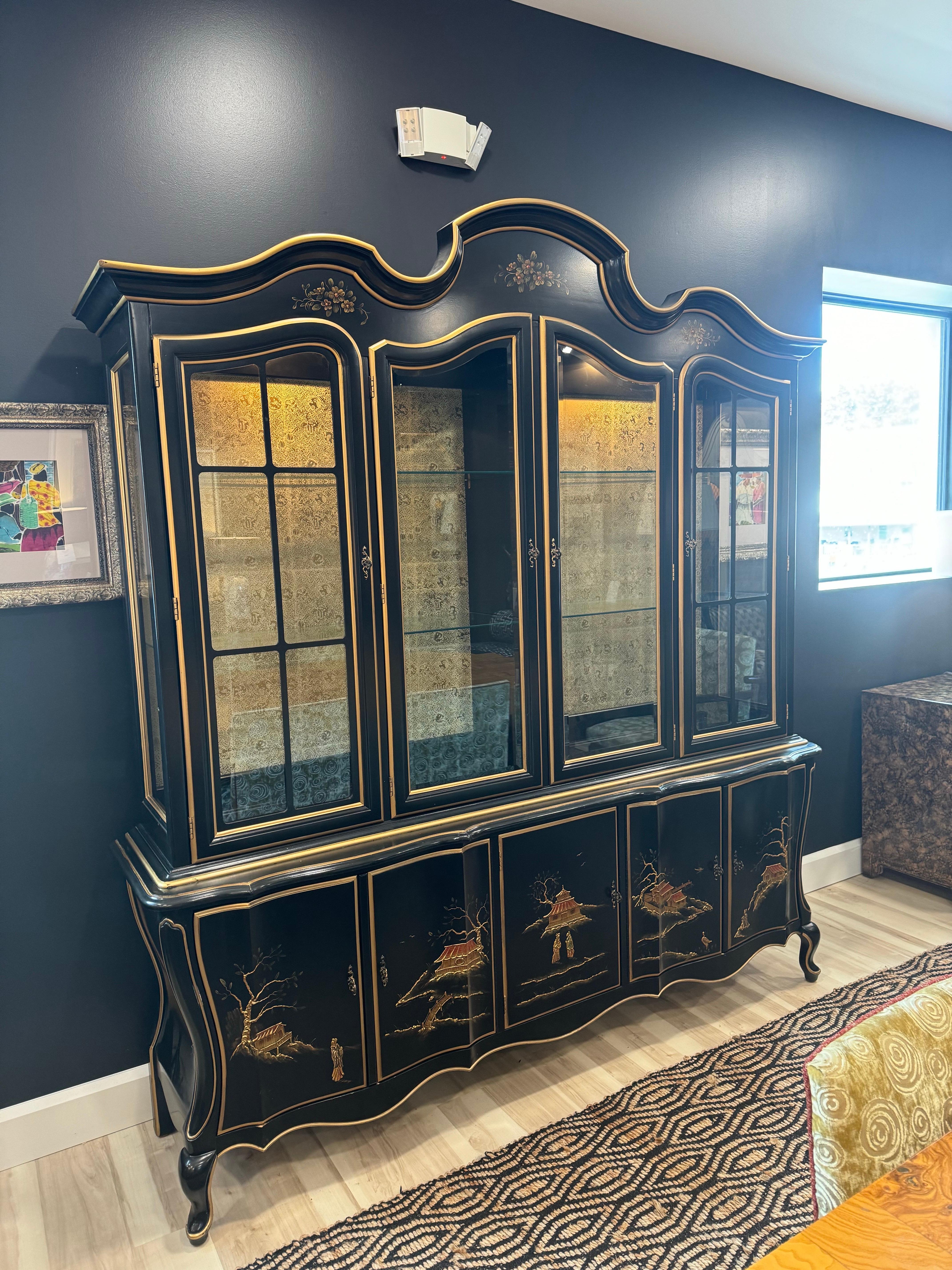Extraordinario estado vintage original con mínimas señales de uso/desgaste.
DescripciónEspectacular Vitrina Chinoiserie tallada y pintada a mano de Romweber.
Detalles intrincados en espectacular estado original de época con un fondo original