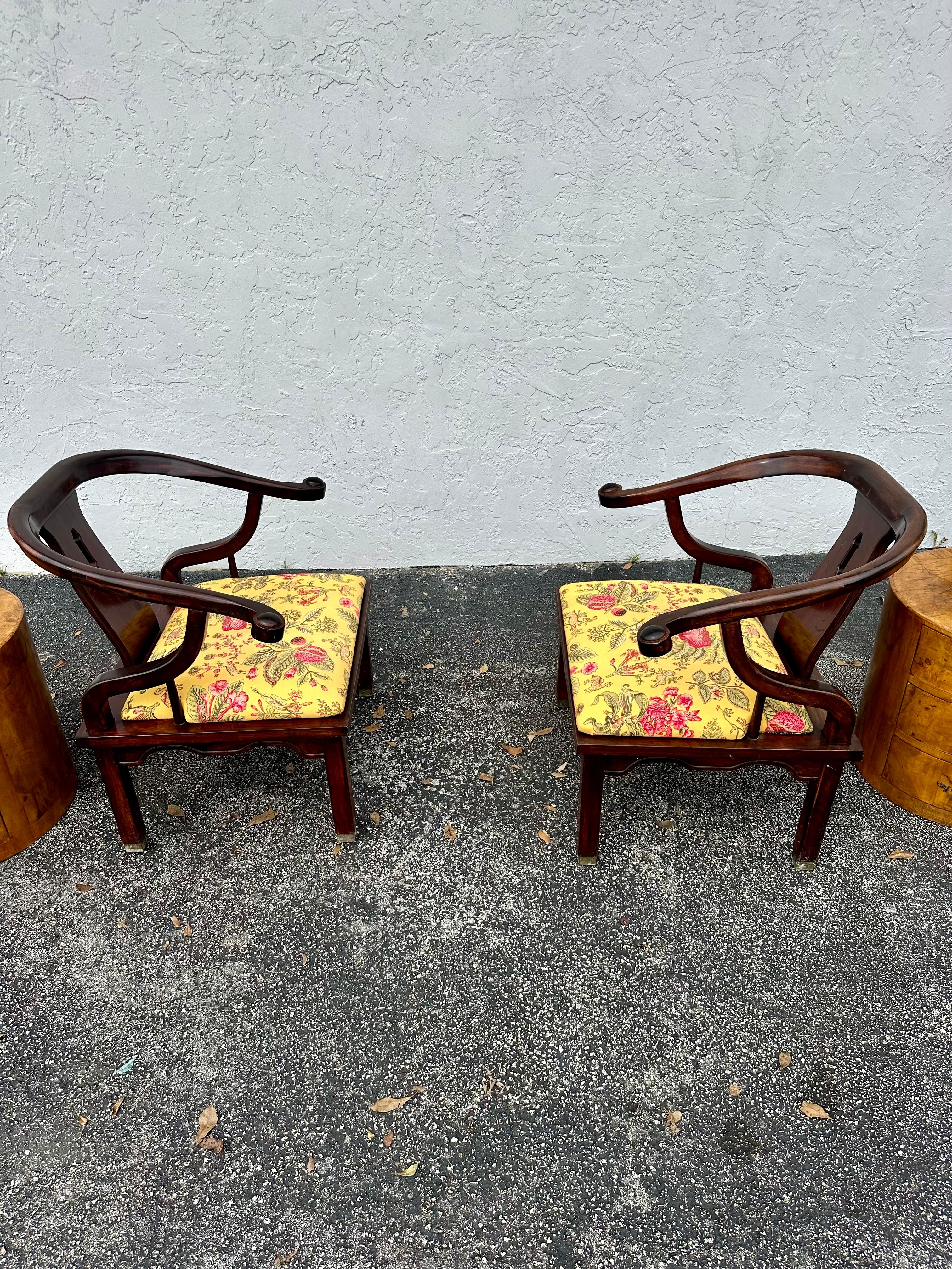 Versetzen Sie sich mit diesem exquisiten Sessel-Set in die eleganten und raffinierten 1960er Jahre zurück. Das äußerst seltene Set strahlt einen Hauch von Geschichte und Raffinesse aus. Das Design ist durchgängig herausragend. Die Stühle sind ein