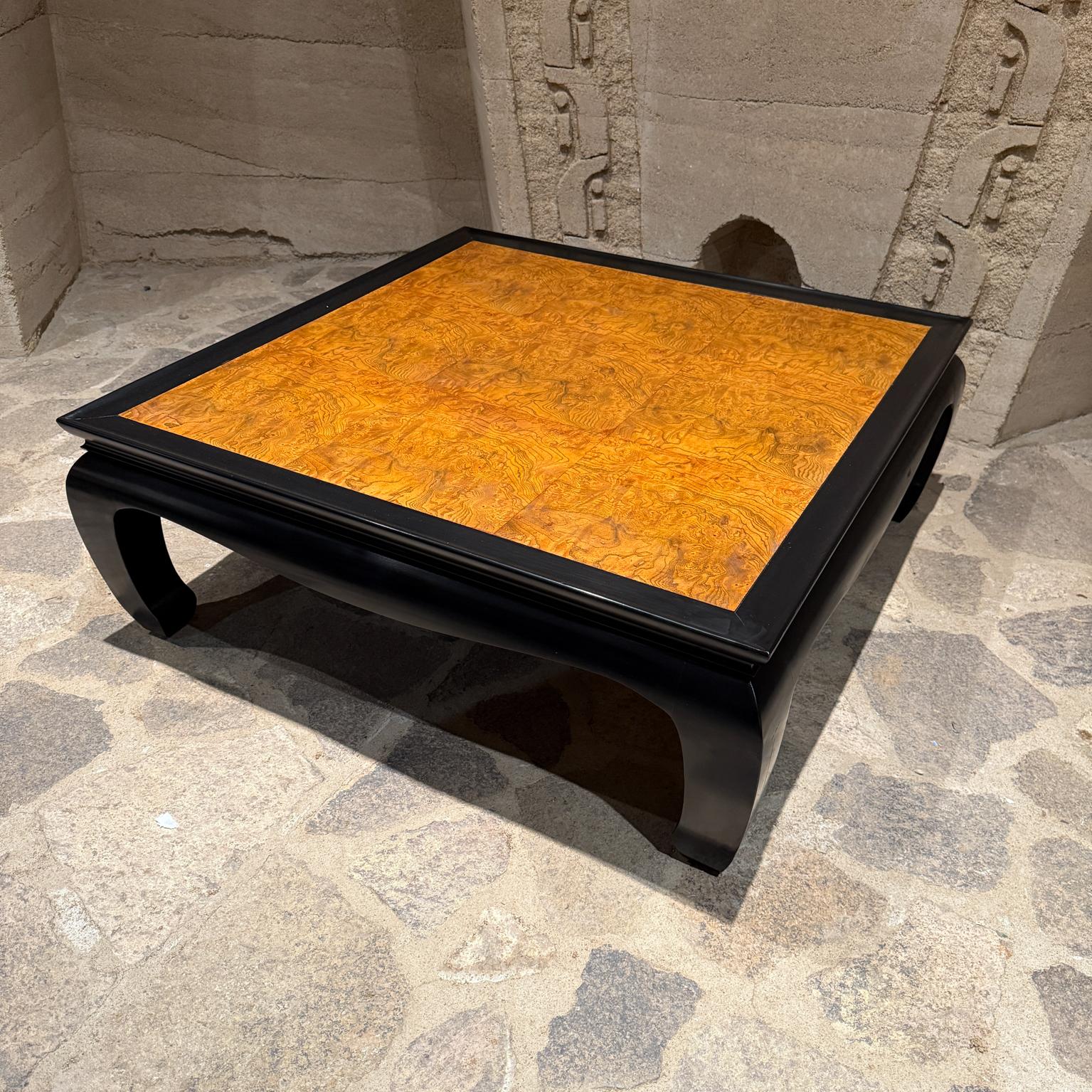 Pour votre considération, une table basse circa 1960, style Chinoiserie, inspirée de James Mont. Ming  inspiration Style  
Laque noire avec bois de ronce
Attribué à Chin Hua Collectional par Raymond K.K. Sabota pour Century Furniture.
non