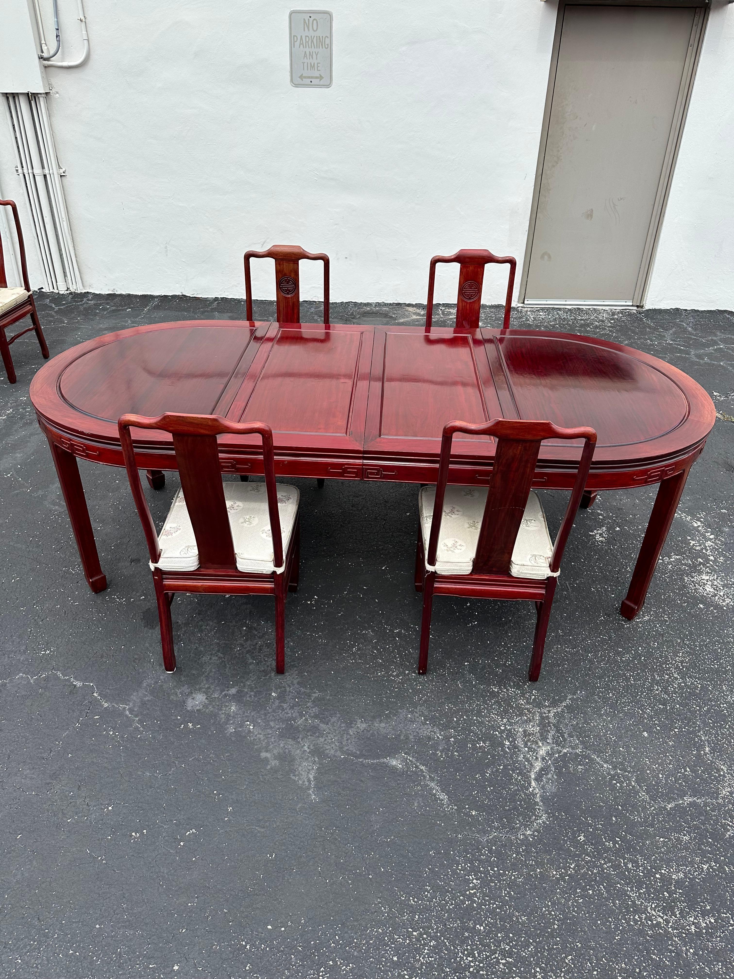 Nous vous proposons ici l'un des ensembles de table à manger et de chaises en bois les plus étonnants et les plus rares que vous puissiez espérer trouver. Dans son état d'origine. Pas de restauration. Le design est remarquable partout. Ce magnifique