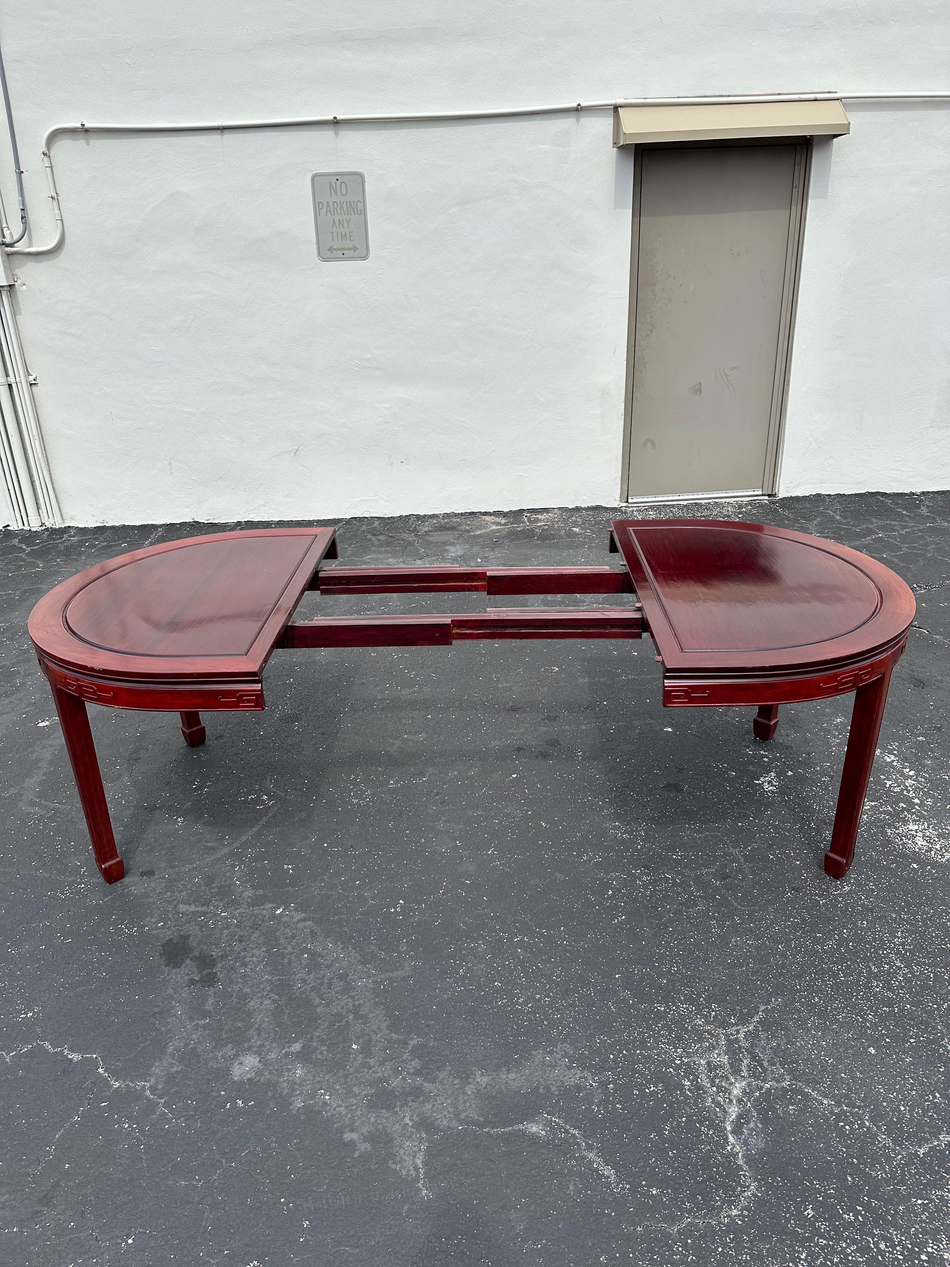 Bois 1960 Chinoiserie Table de salle à manger ovale à rallonge, style Ming 5 chaises, ensemble de 6 en vente