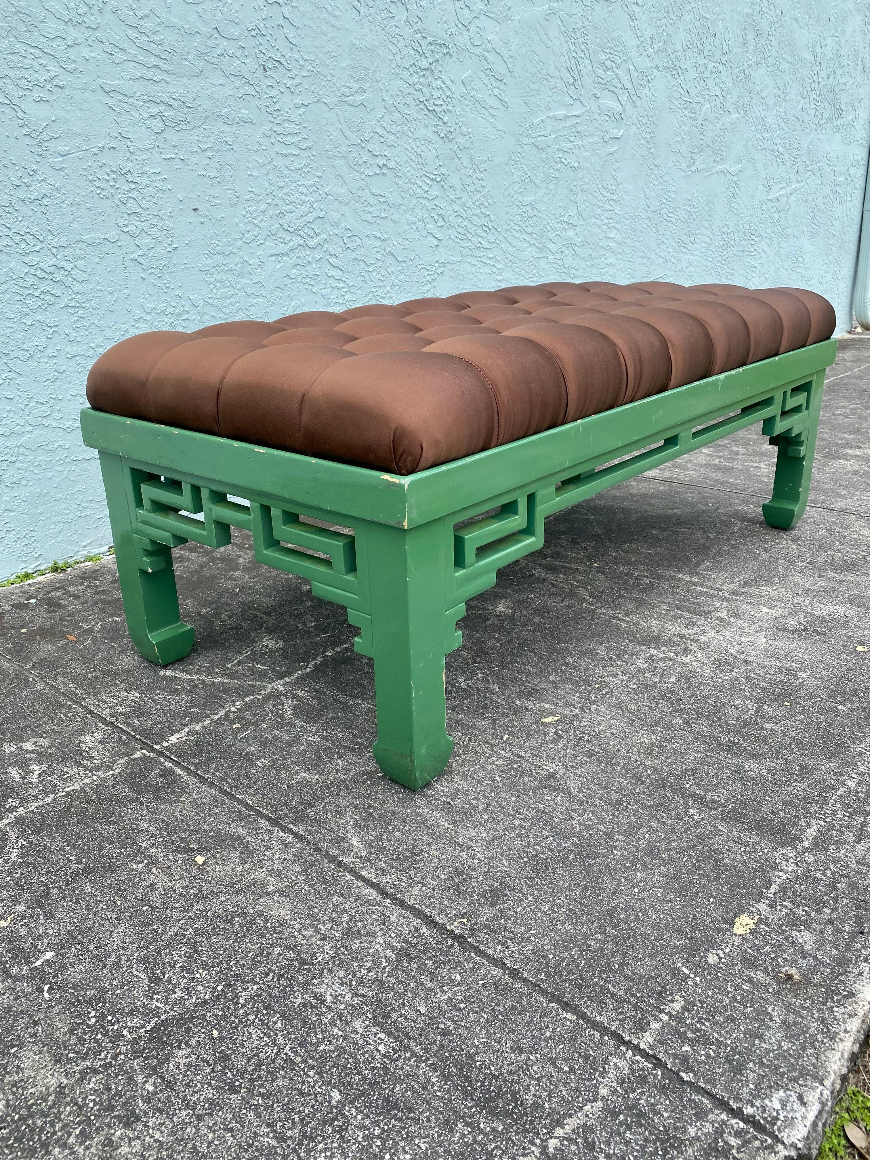 Milieu du XXe siècle 1960 Chinoiserie Wood Wood Tufted Bench Coffee Table en vente