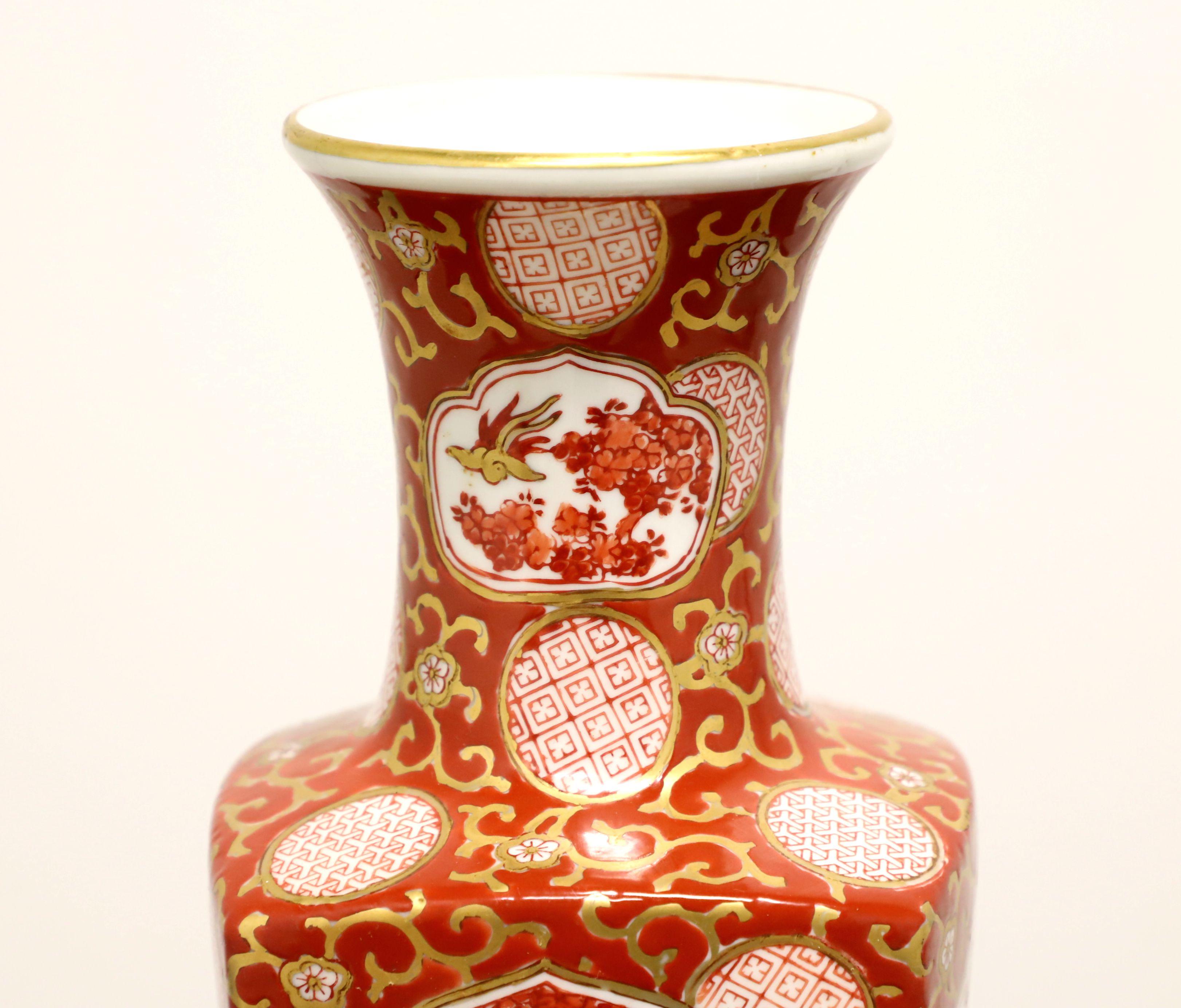 Vase carré en porcelaine Chinoiserie des années 1960 Bon état - En vente à Charlotte, NC