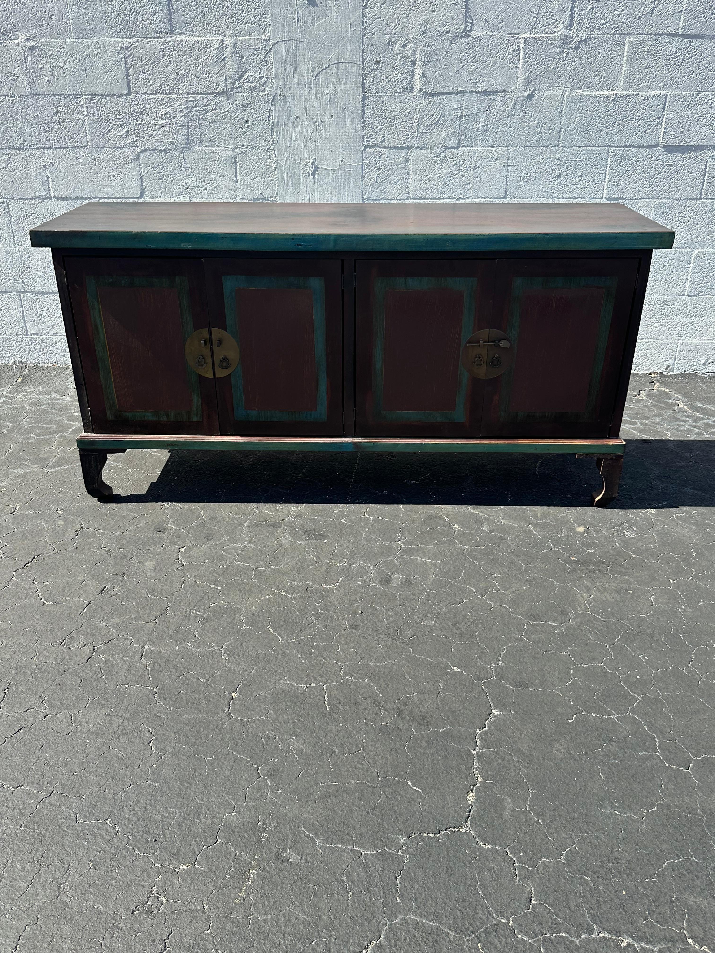 In questa occasione, Can offre una delle più straordinarie e rare tavole laterali dipinte a mano che tu possa sperare di trovare. Il design è eccezionale. Questa bellissima credenza è un pezzo forte e ricco di personalità!!! Guarda gli splendidi