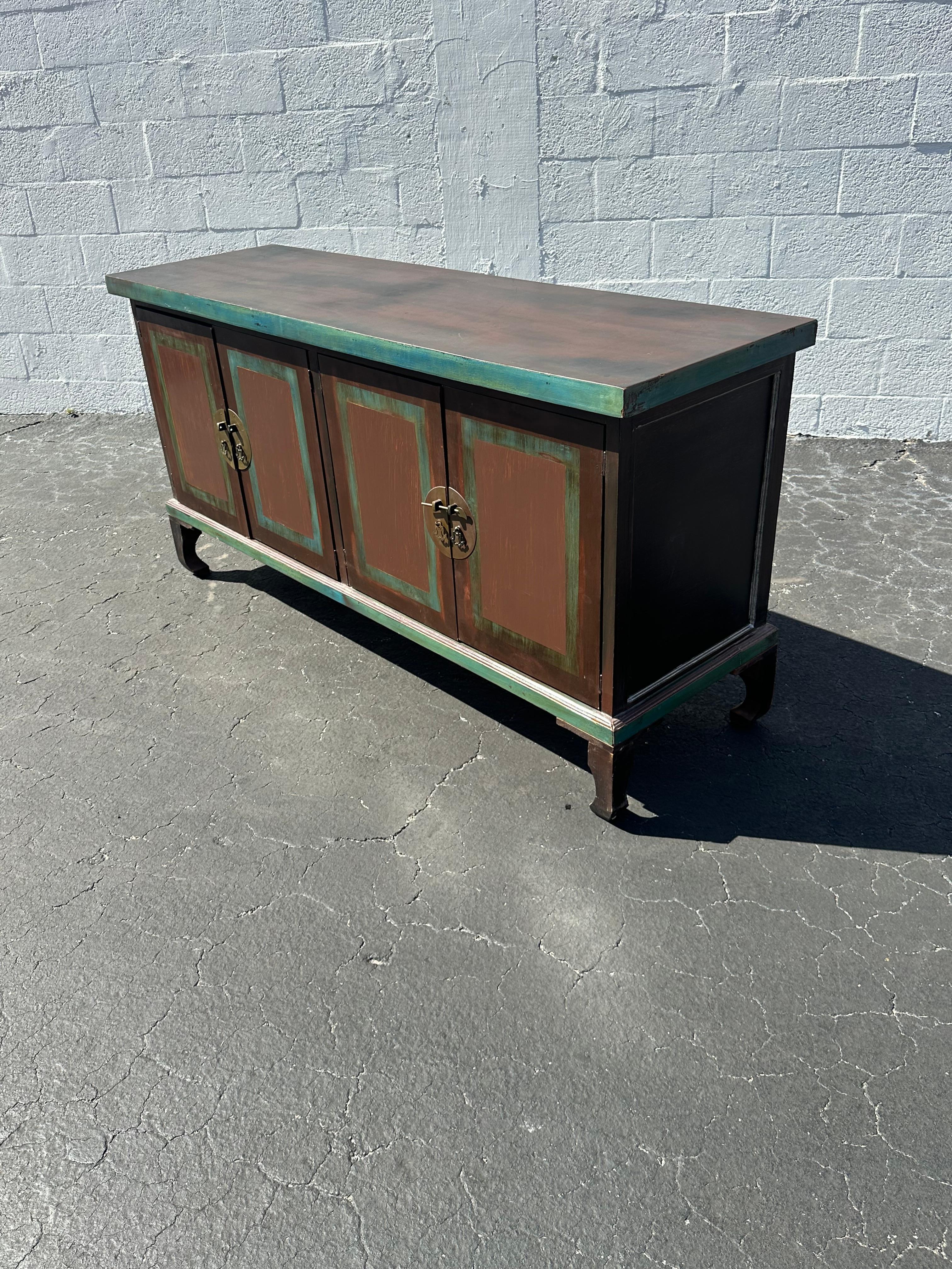 Metà XX secolo Credenza in legno dipinto in stile Chinoiserie degli anni '60 in vendita