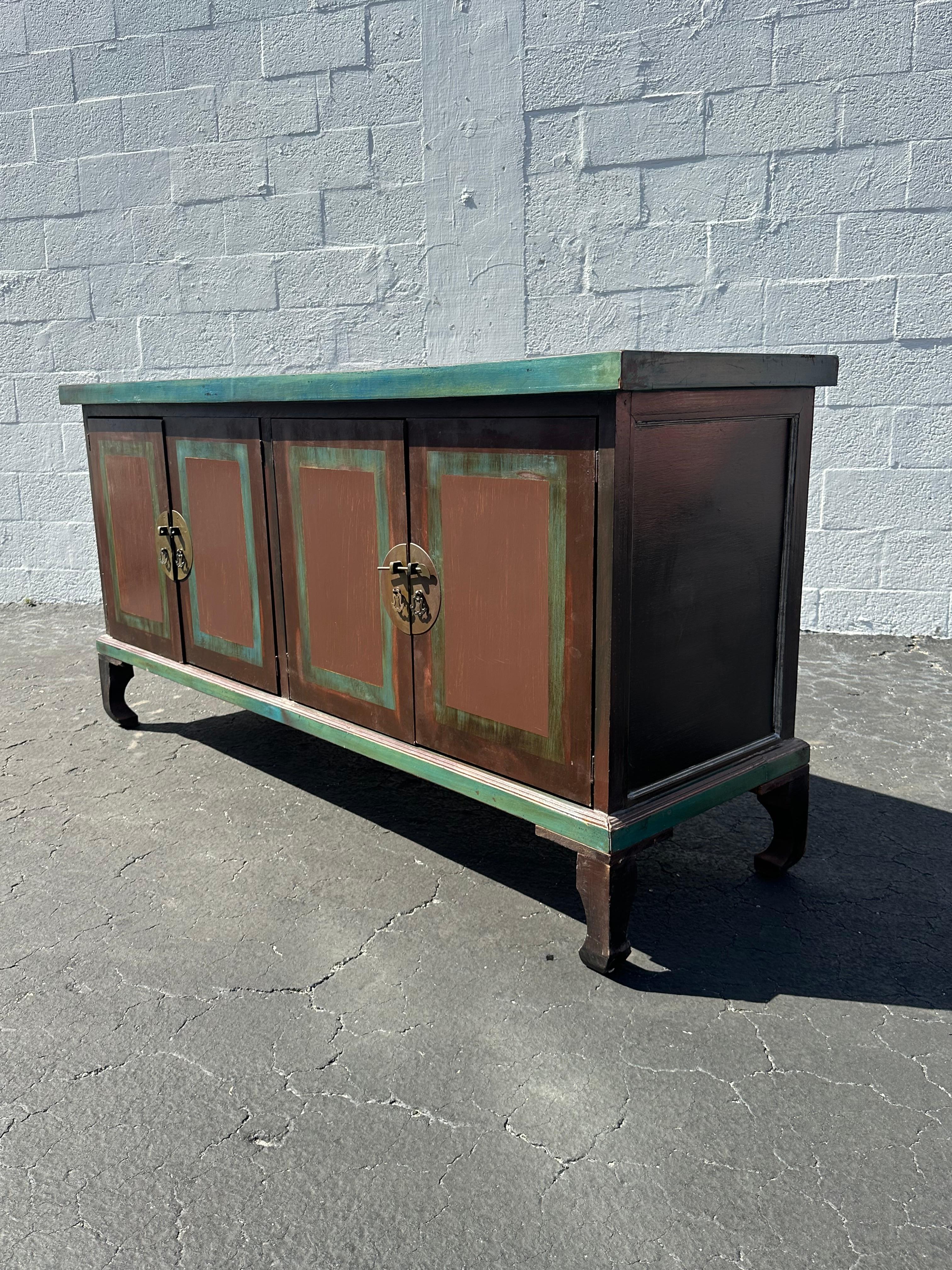 Ottone Credenza in legno dipinto in stile Chinoiserie degli anni '60 in vendita