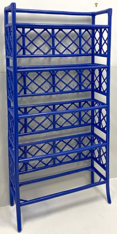 Estantería / Etagere de ratán pintada en azul estilo Chippendale de los años 60 por McGuire