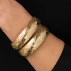 1960s Chiseled Yellow Gold Pair of Bangles Bracelets