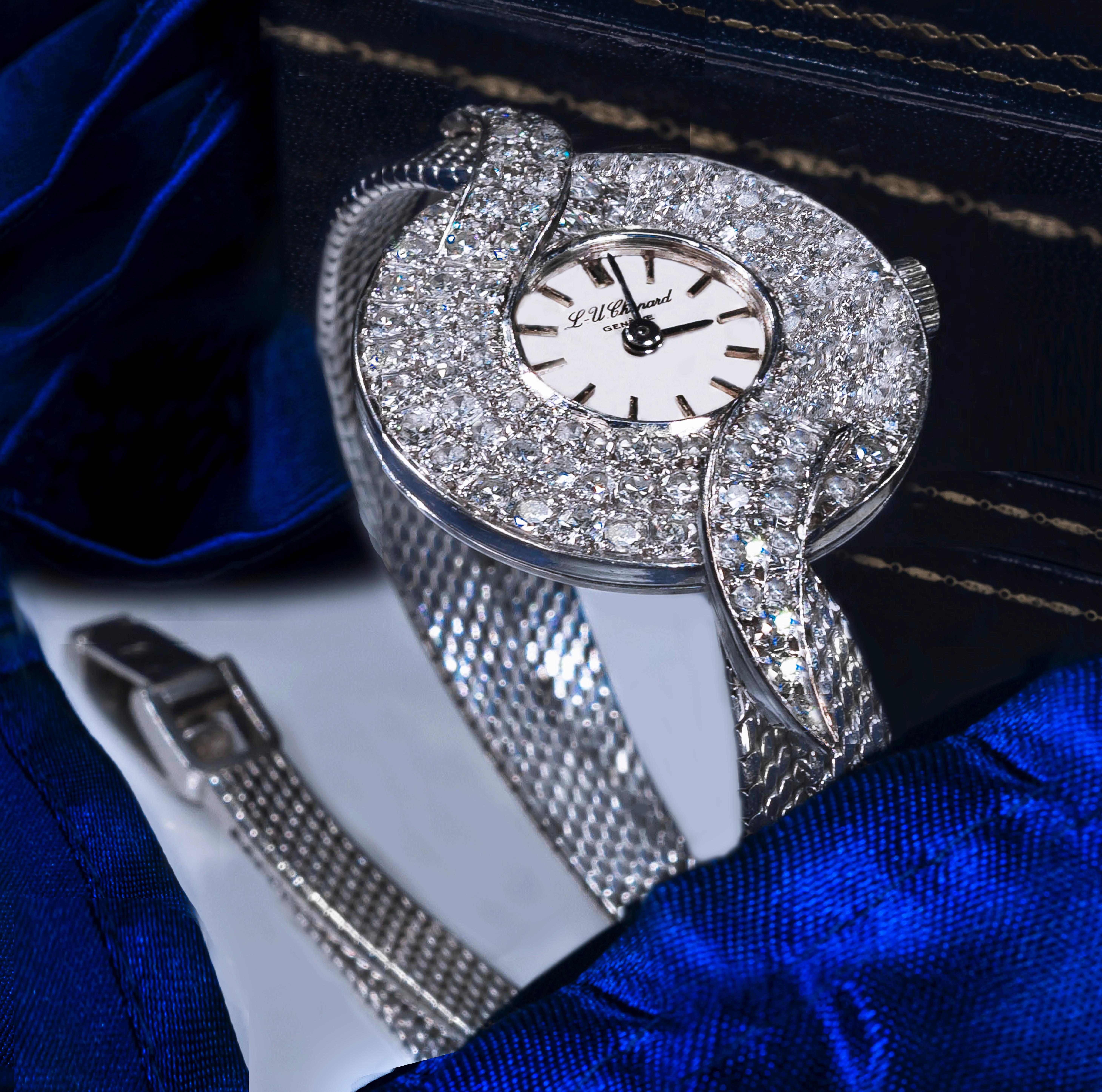 Chopard, montre-bracelet à motif «TWIST » à trois rangées de diamants en or blanc 18 carats, années 1960 en vente 4