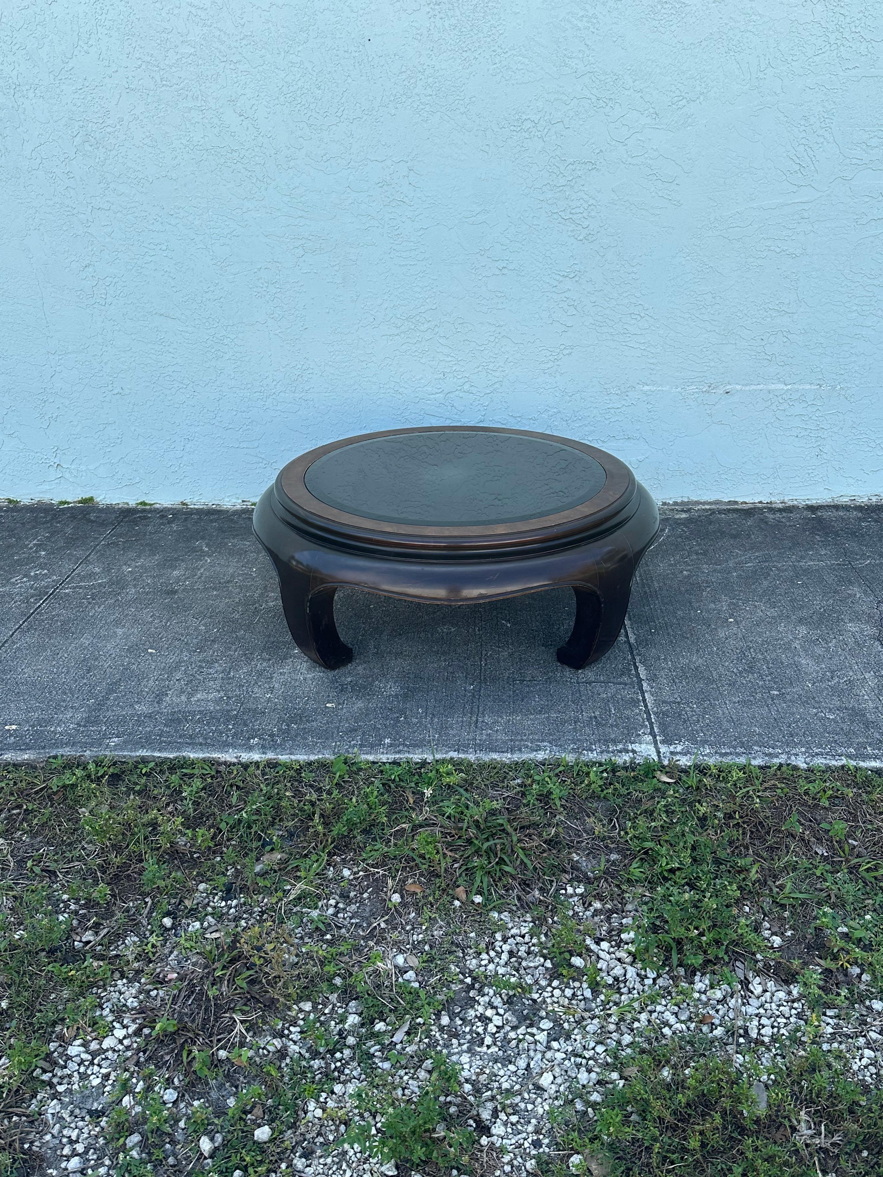On offer on this occasion is one of the most stunning, two wood toned, black glass coffee table could hope to find. Outstanding design is exhibited throughout. The beautiful circular chow legs coffee table is statement piece and packed with