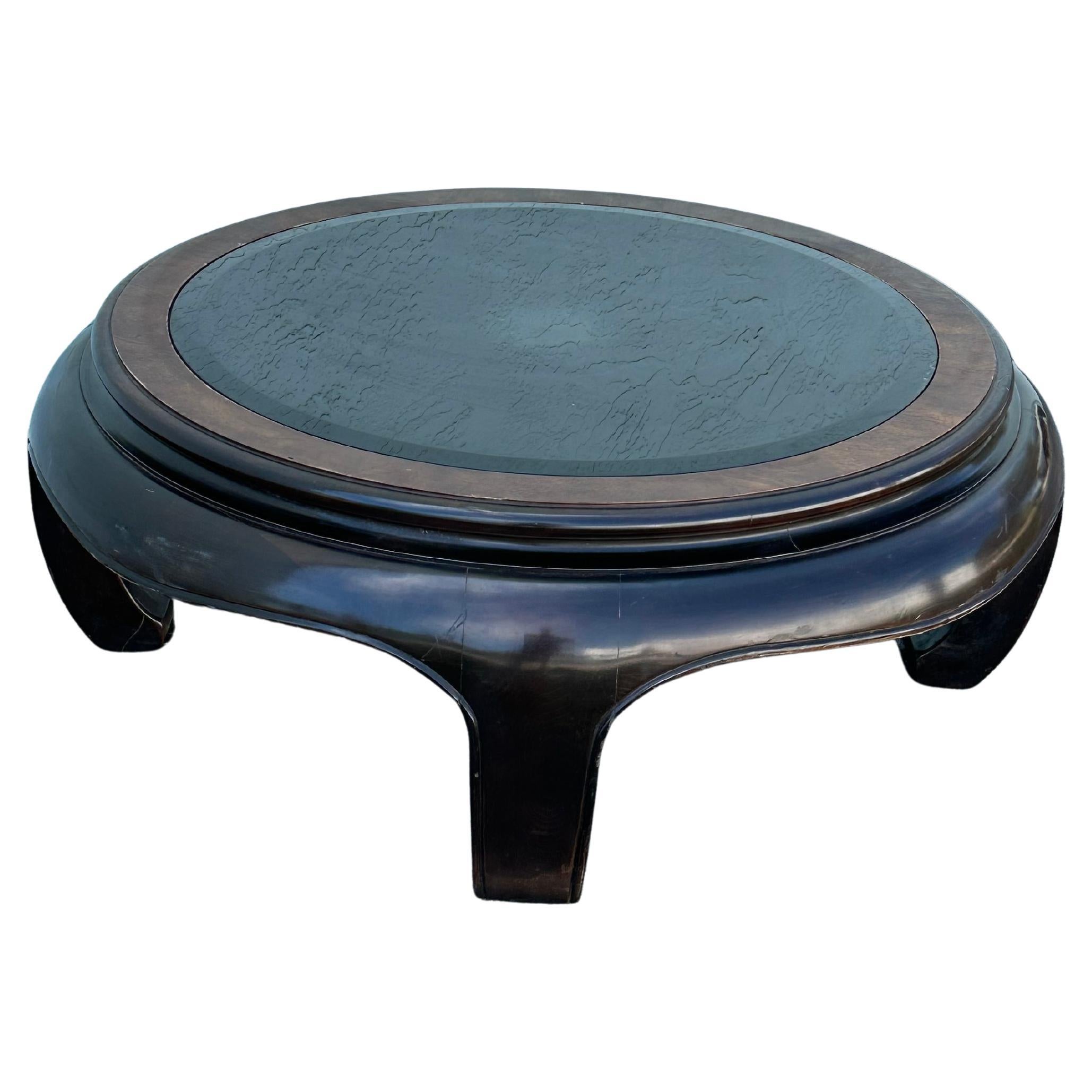 Mesa de centro redonda con patas Chow de los años 60 y tapa de cristal negro insertado