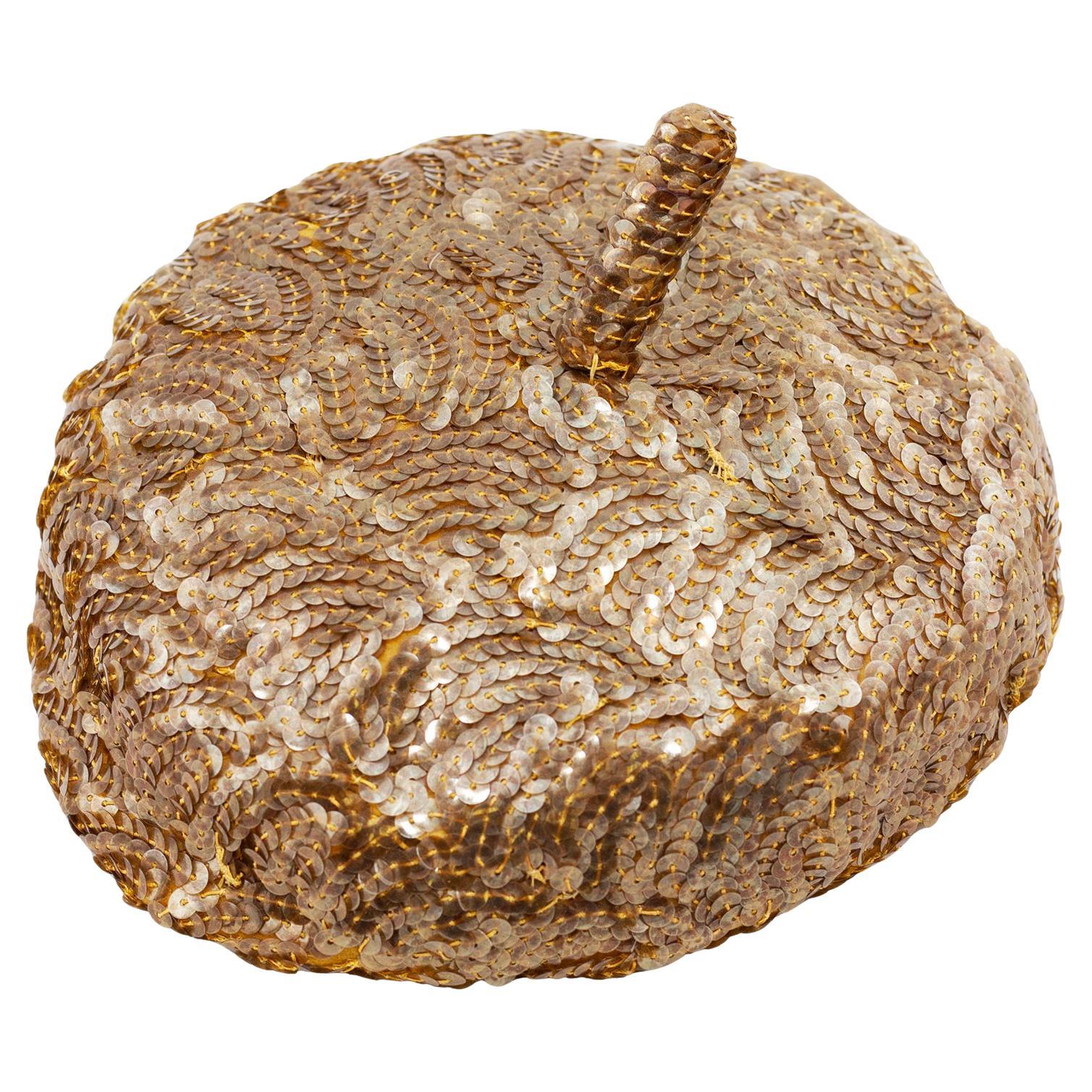 1960er Christian Dior Chapeaux Mattes Goldfarbenes Beret mit Paillettenbesatz im Angebot