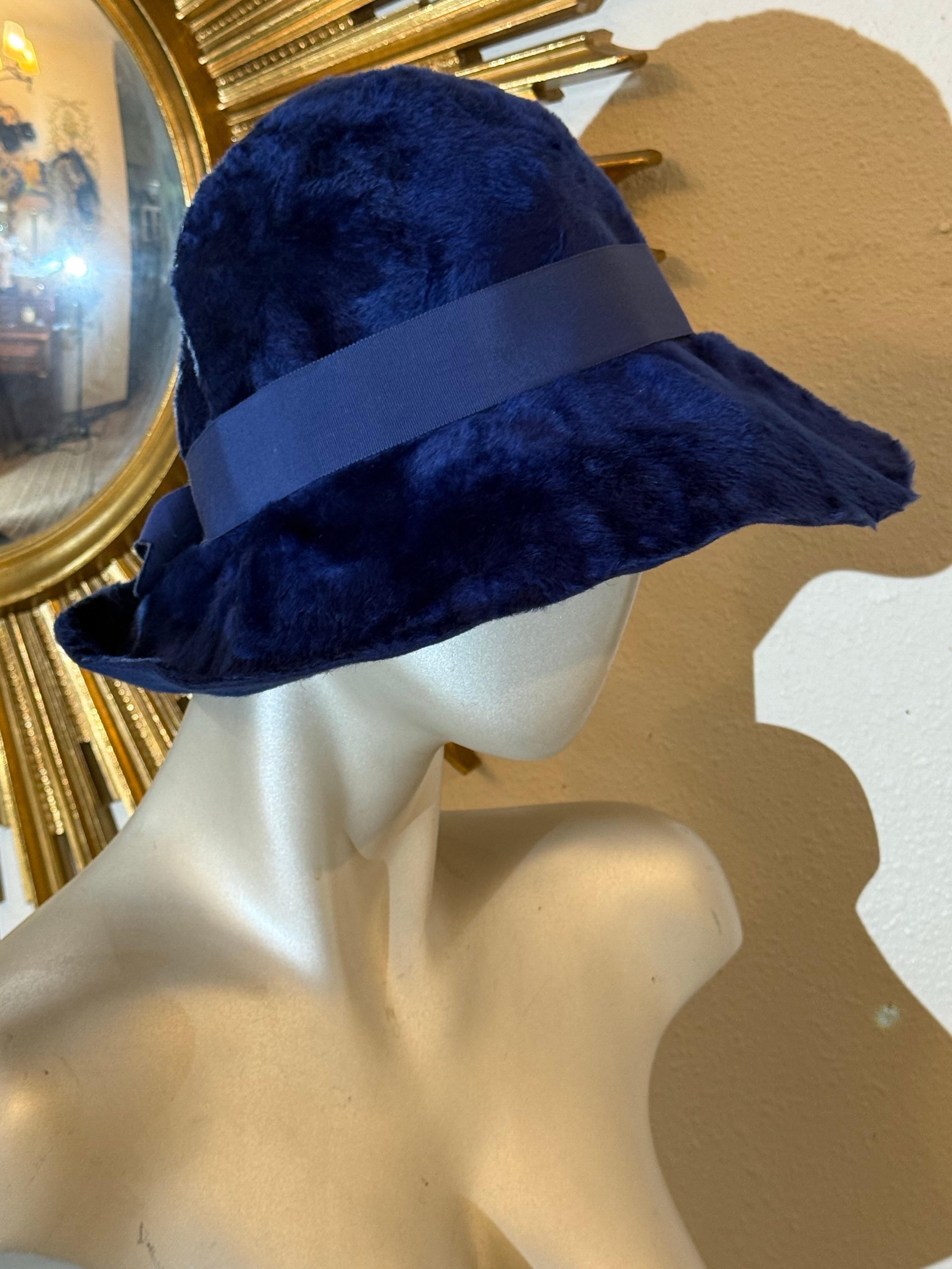 1960 Christian Dior Sombrero de día de fieltro de piel azul cobalto con banda de grosgrain:  Un Mod estilo Doris Day con corona corta redondeada y un lujoso fieltro de piel napa.  Talla EE.UU. Mediana. 
