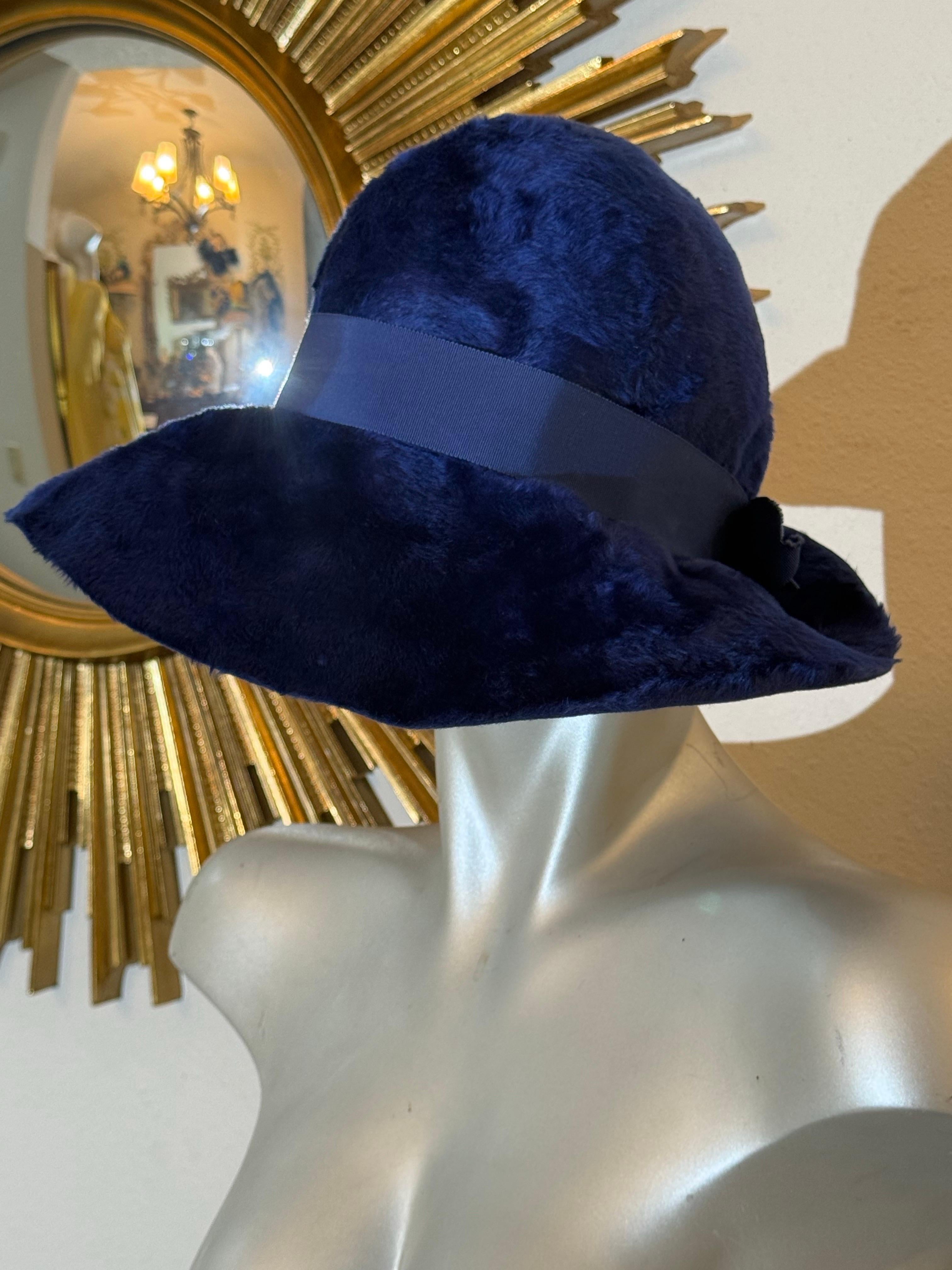 De las mujeres 1960 Christian Dior Azul Cobalto Fieltro Fedora Sombrero de Día con Banda de Grosgrain en venta