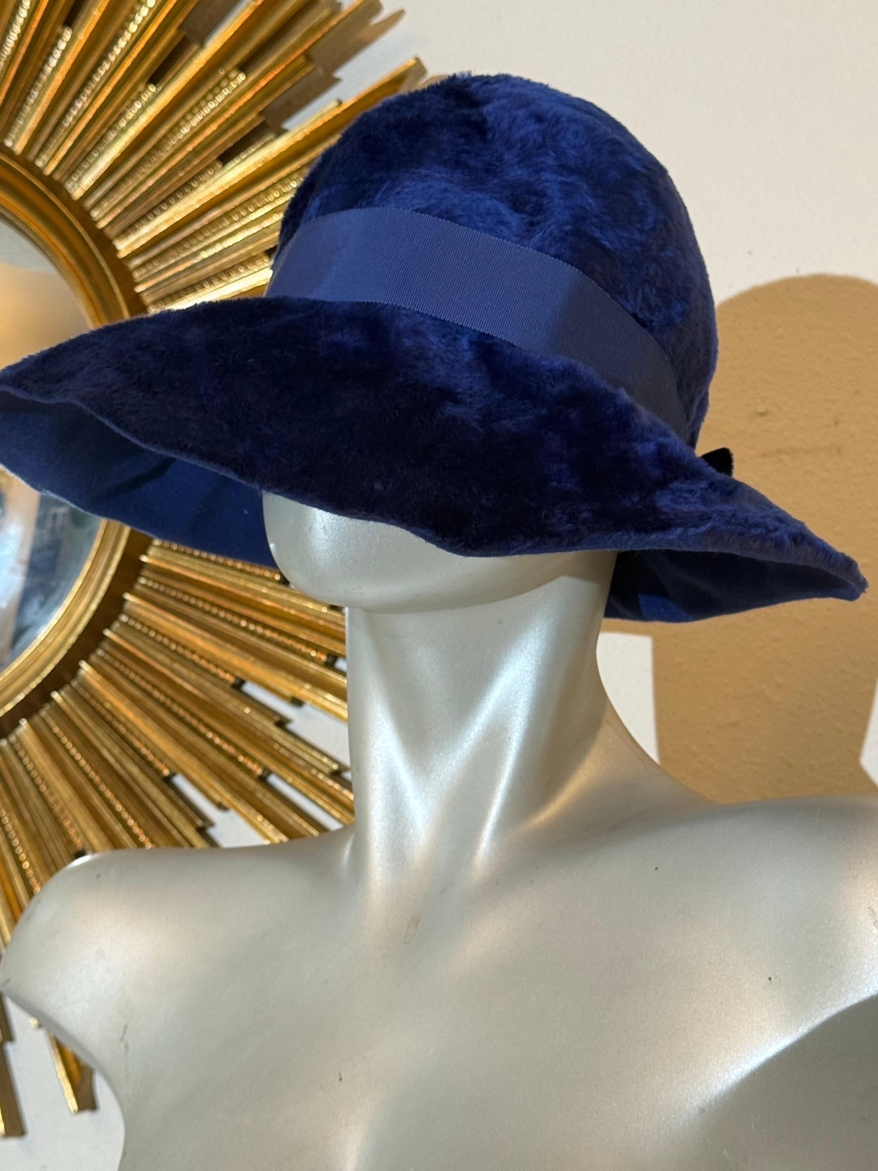 1960 Christian Dior Azul Cobalto Fieltro Fedora Sombrero de Día con Banda de Grosgrain en venta 1