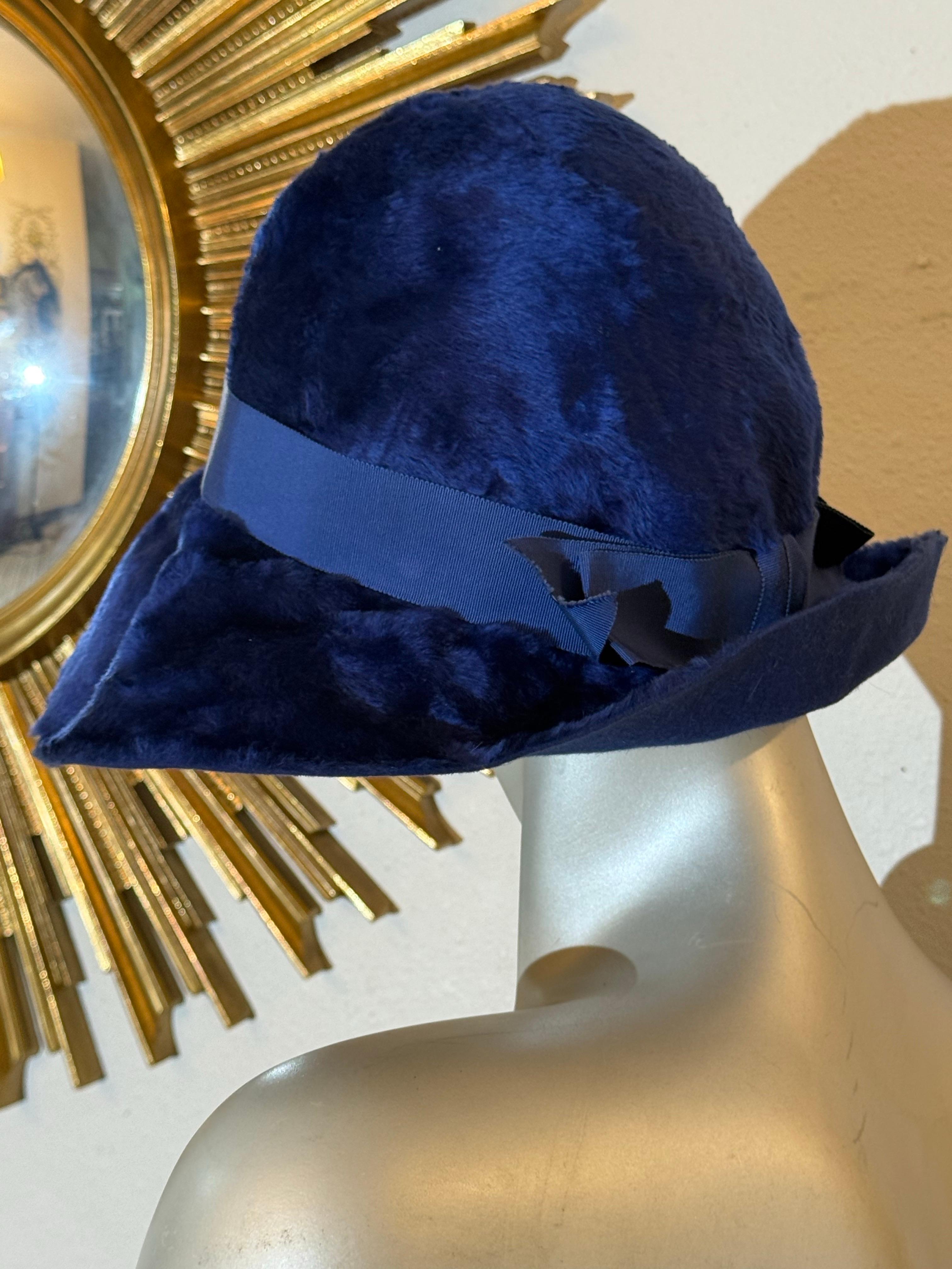 1960 Christian Dior Azul Cobalto Fieltro Fedora Sombrero de Día con Banda de Grosgrain en venta 2