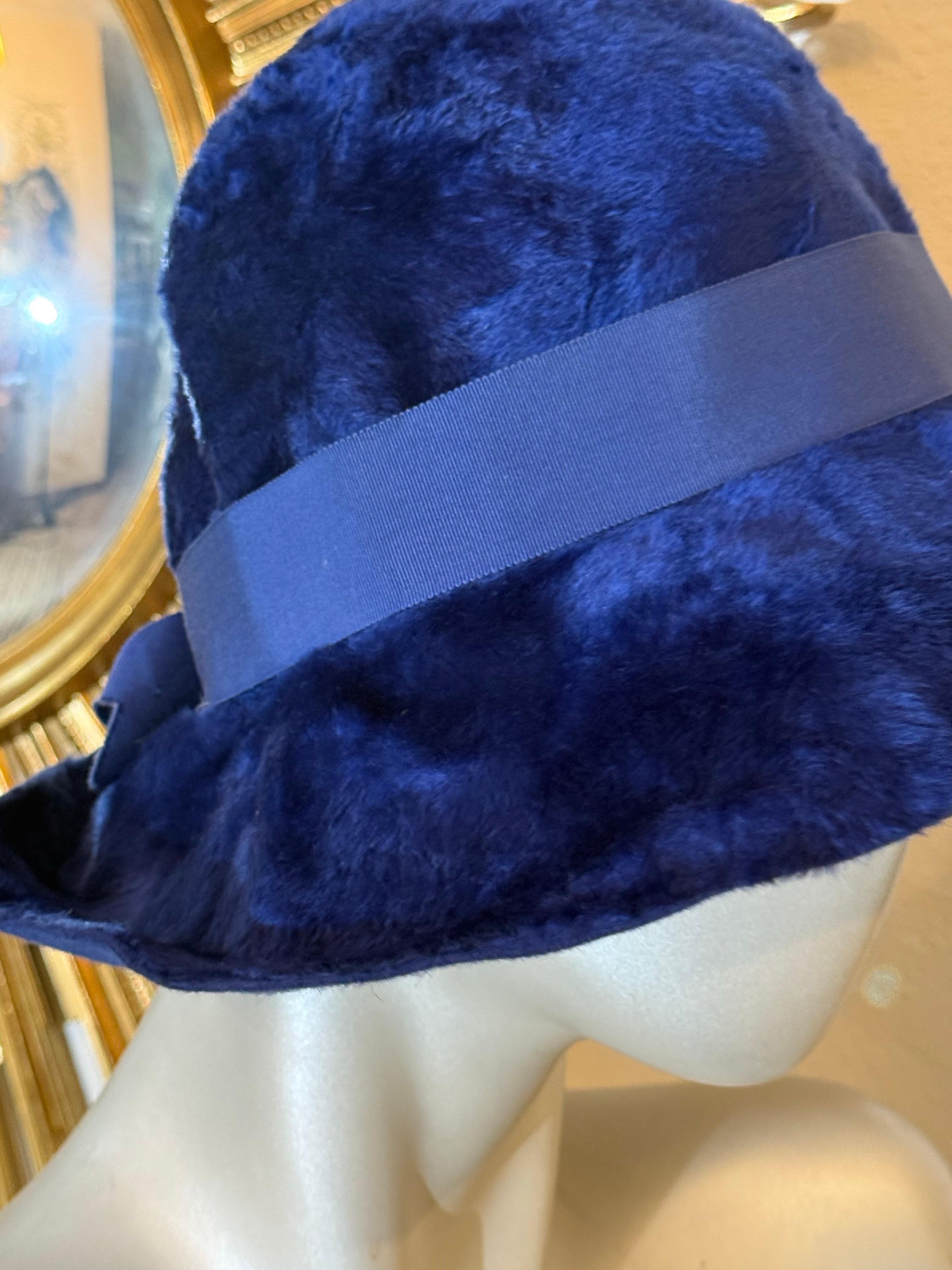 1960 Christian Dior Azul Cobalto Fieltro Fedora Sombrero de Día con Banda de Grosgrain en venta 4