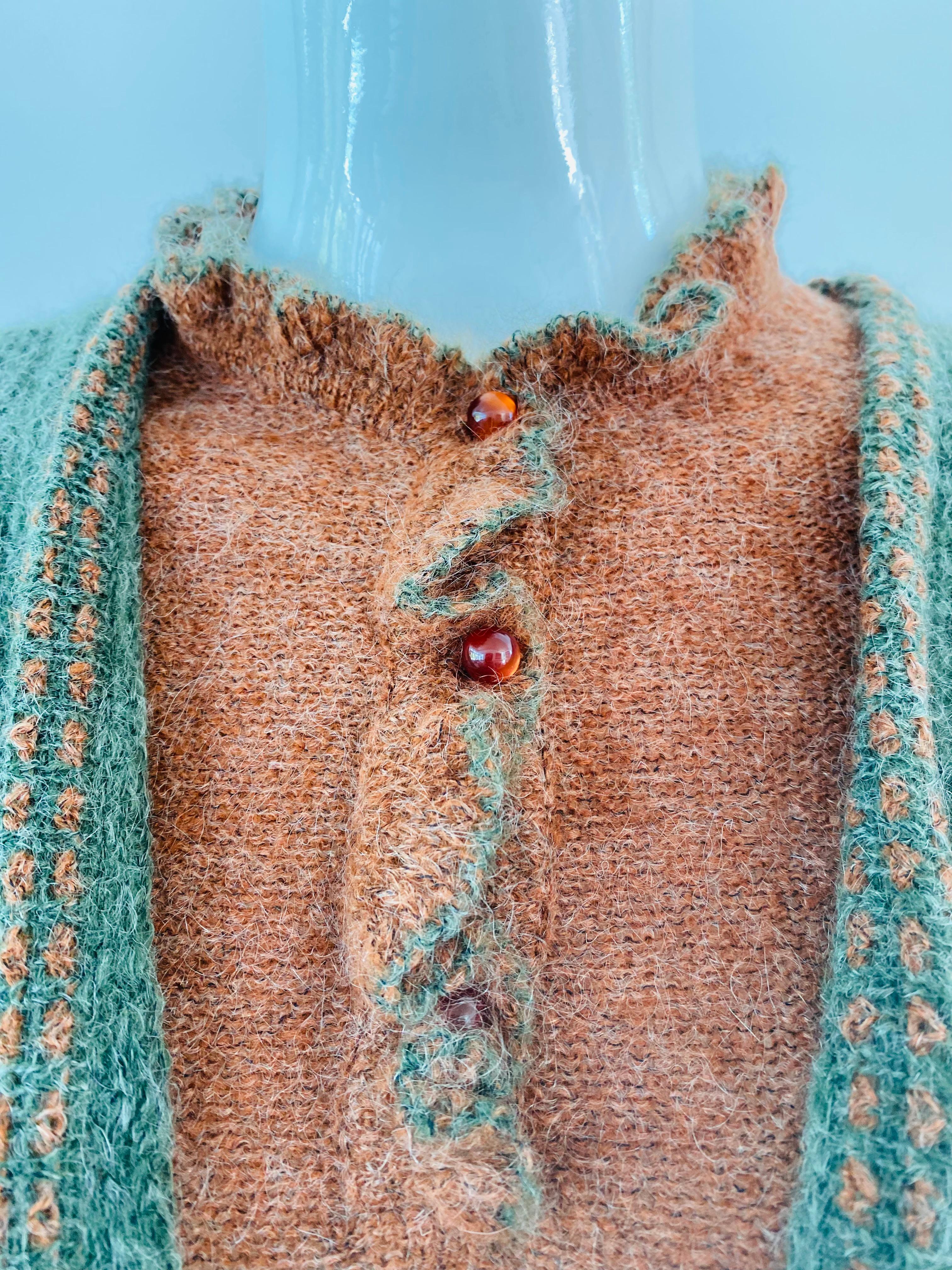 Ensemble en tricot de Christian Dior London des années 1960, en laine douce tricotée à la main, de couleur vert et terracotta.  Il s'agit d'un ensemble composé d'une jupe, d'un haut et d'un gilet. Les trois pièces sont marquées comme étant de taille